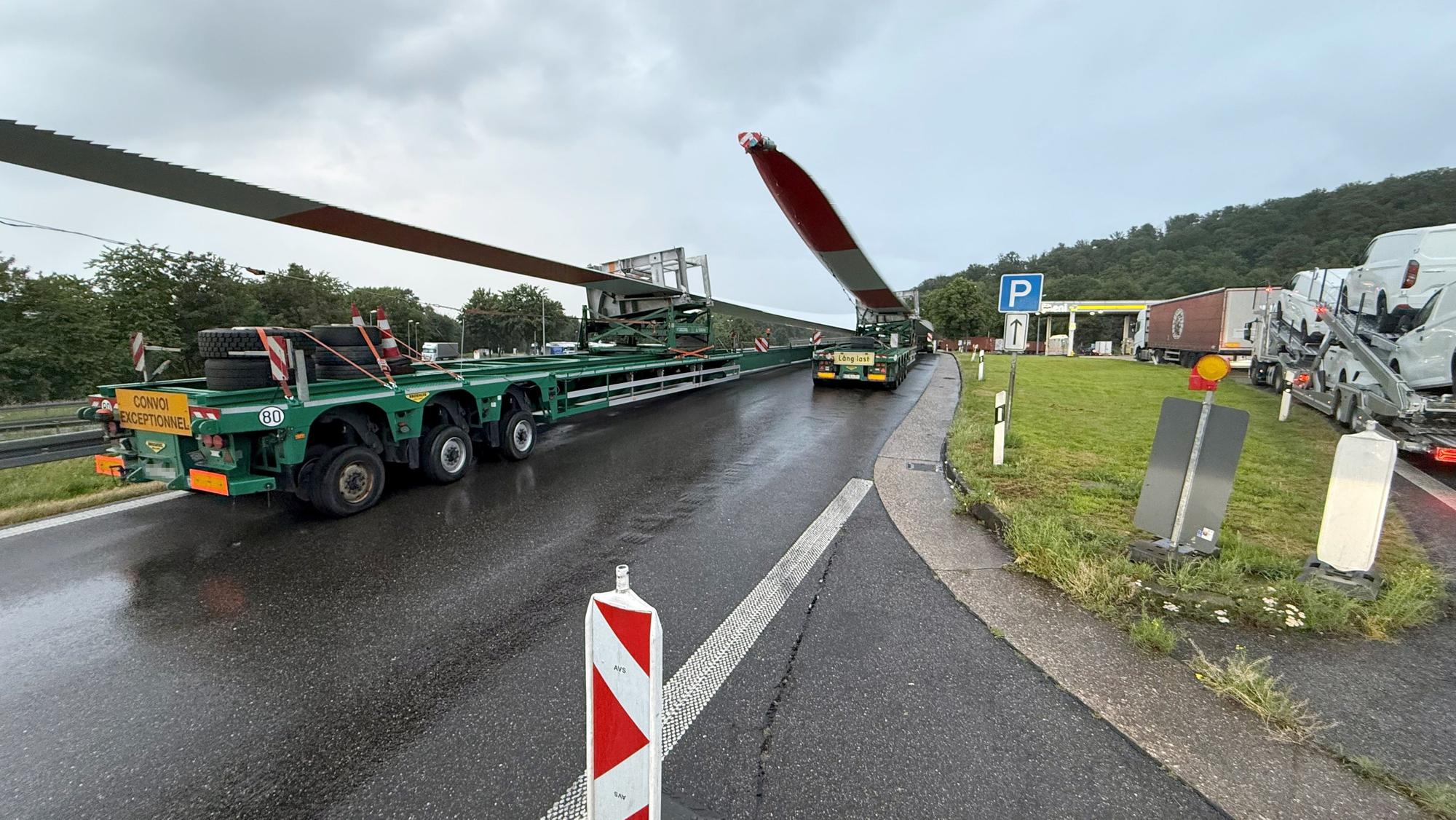 Ein Windradrotorblatt auf einem Lkw-Transport.