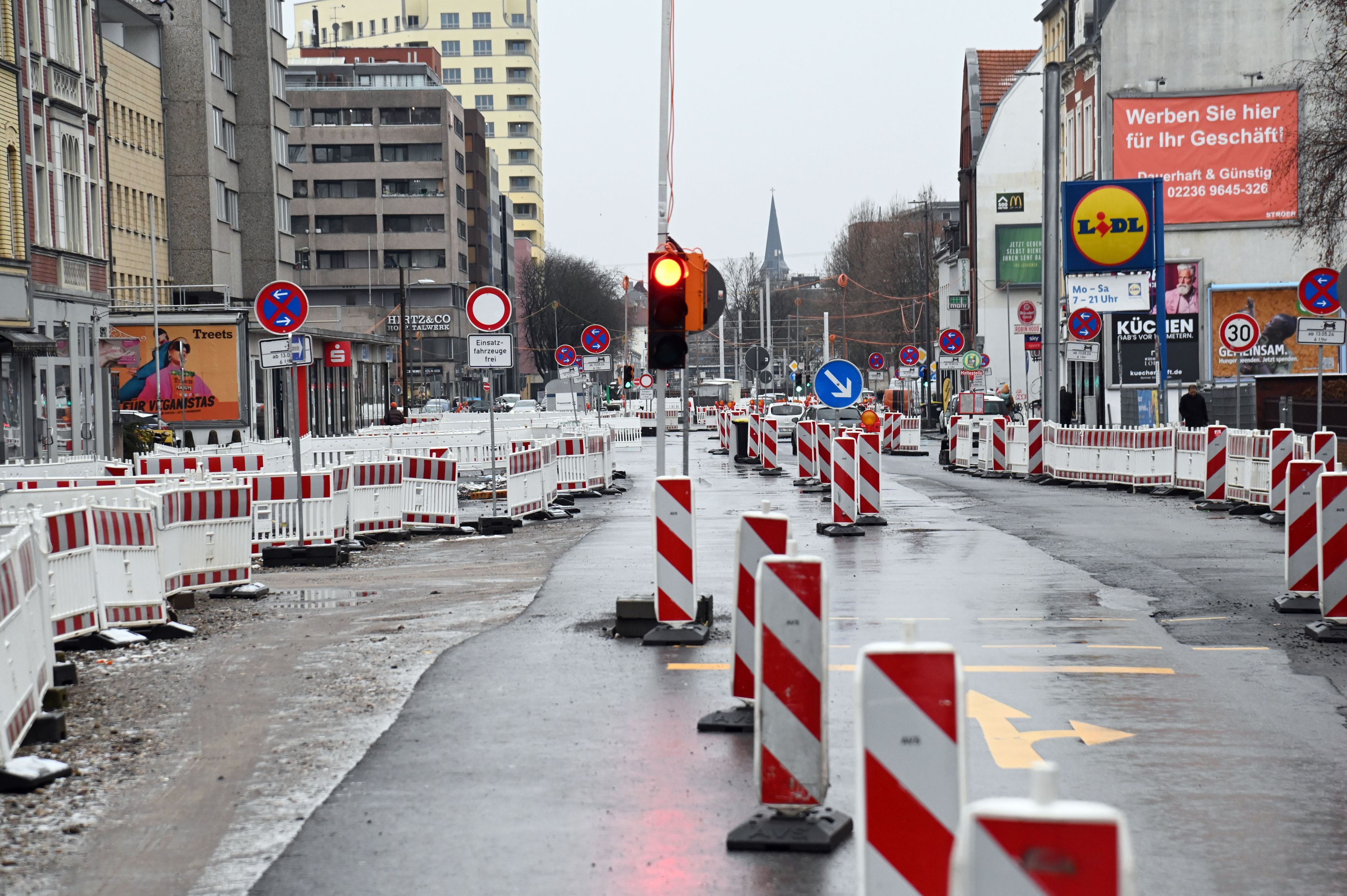 Die Bauarbeiten auf der Bonner Straße zur Verlängerung der Nord-Süd-Stadtbahn sollen noch bis Ende 2028 dauern.