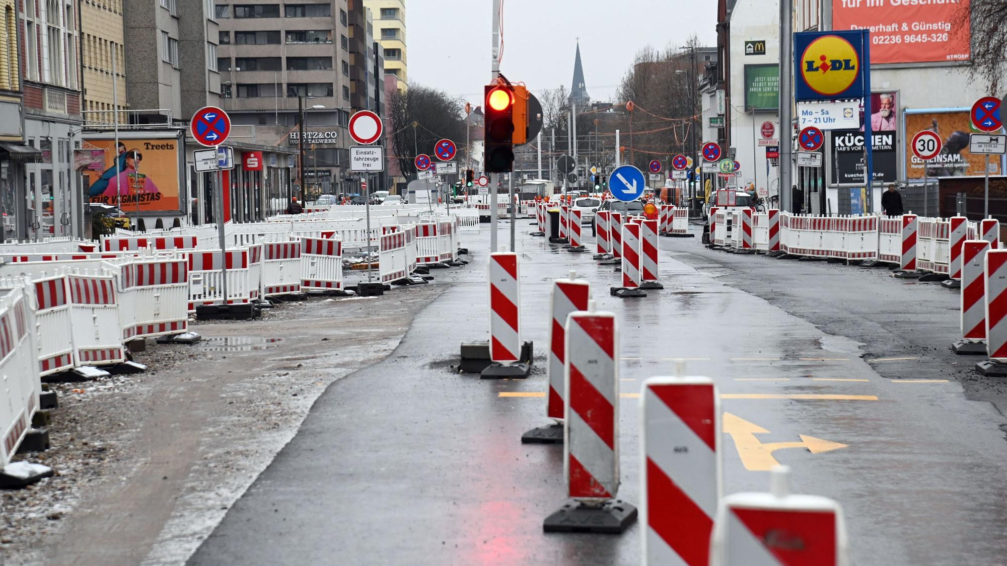 Die Bauarbeiten auf der Bonner Straße zur Verlängerung der Nord-Süd-Stadtbahn sollen noch bis Ende 2028 dauern.