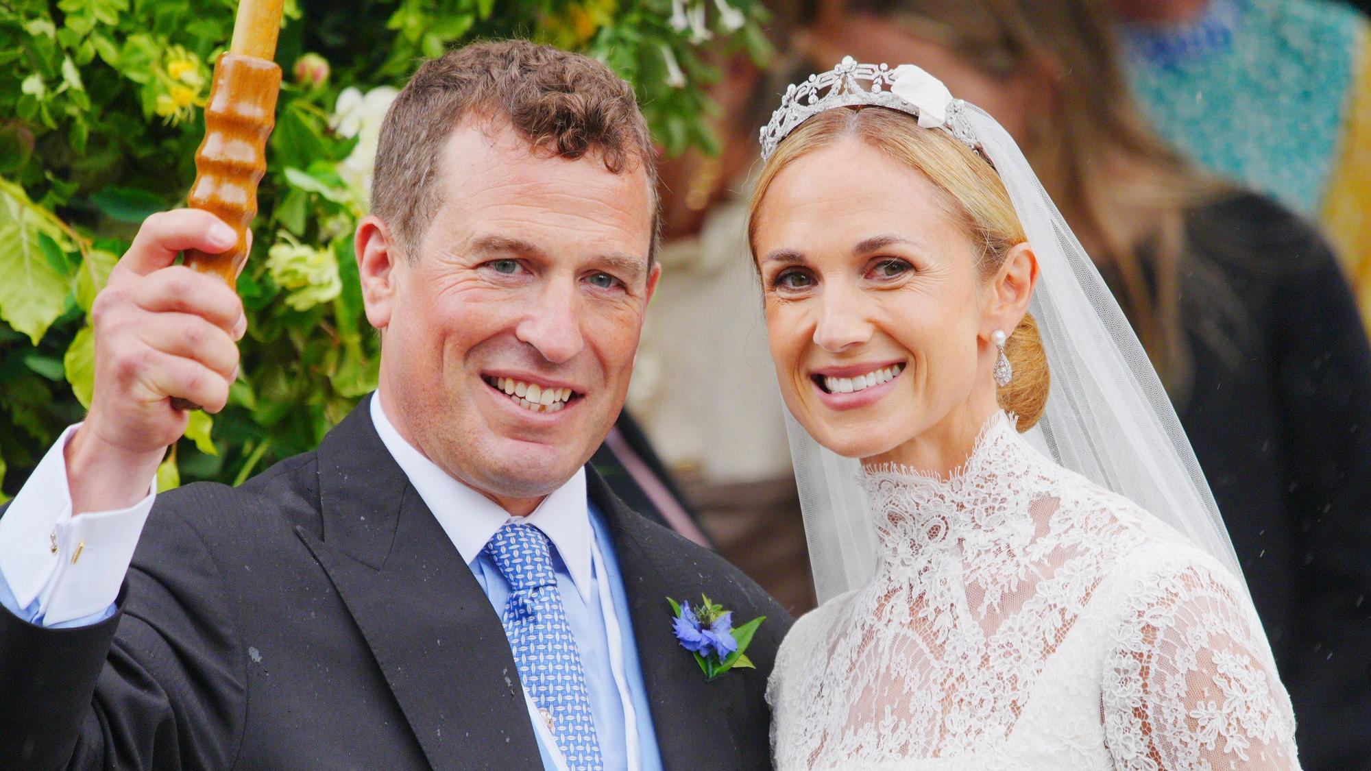 Harriet Sperling und Peter Phillips verlassen ihre Hochzeitsfeier in der All Saints Church in Kemble, Gloucestershire.