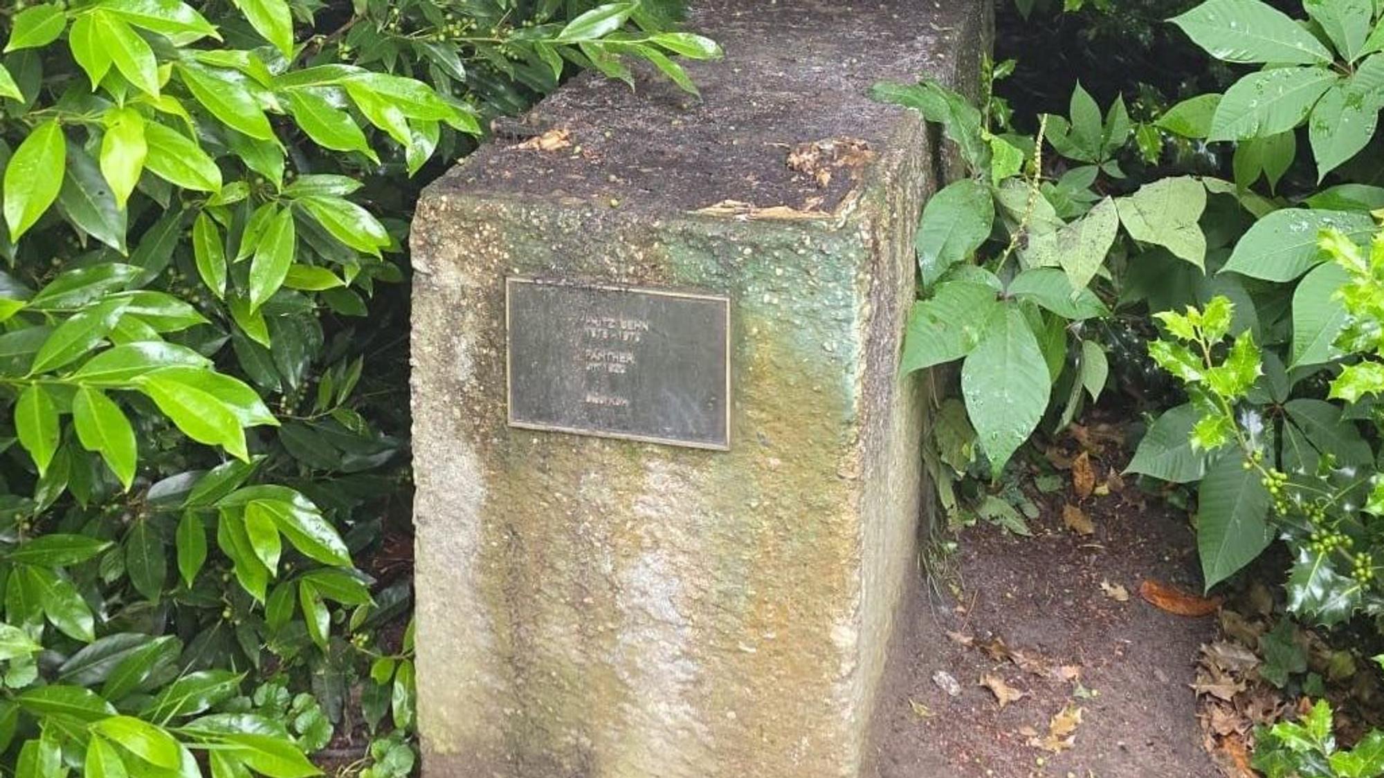 Der leere Steinsockel im Südpark, auf dem zuvor die Skulptur „Panther“ stand.
