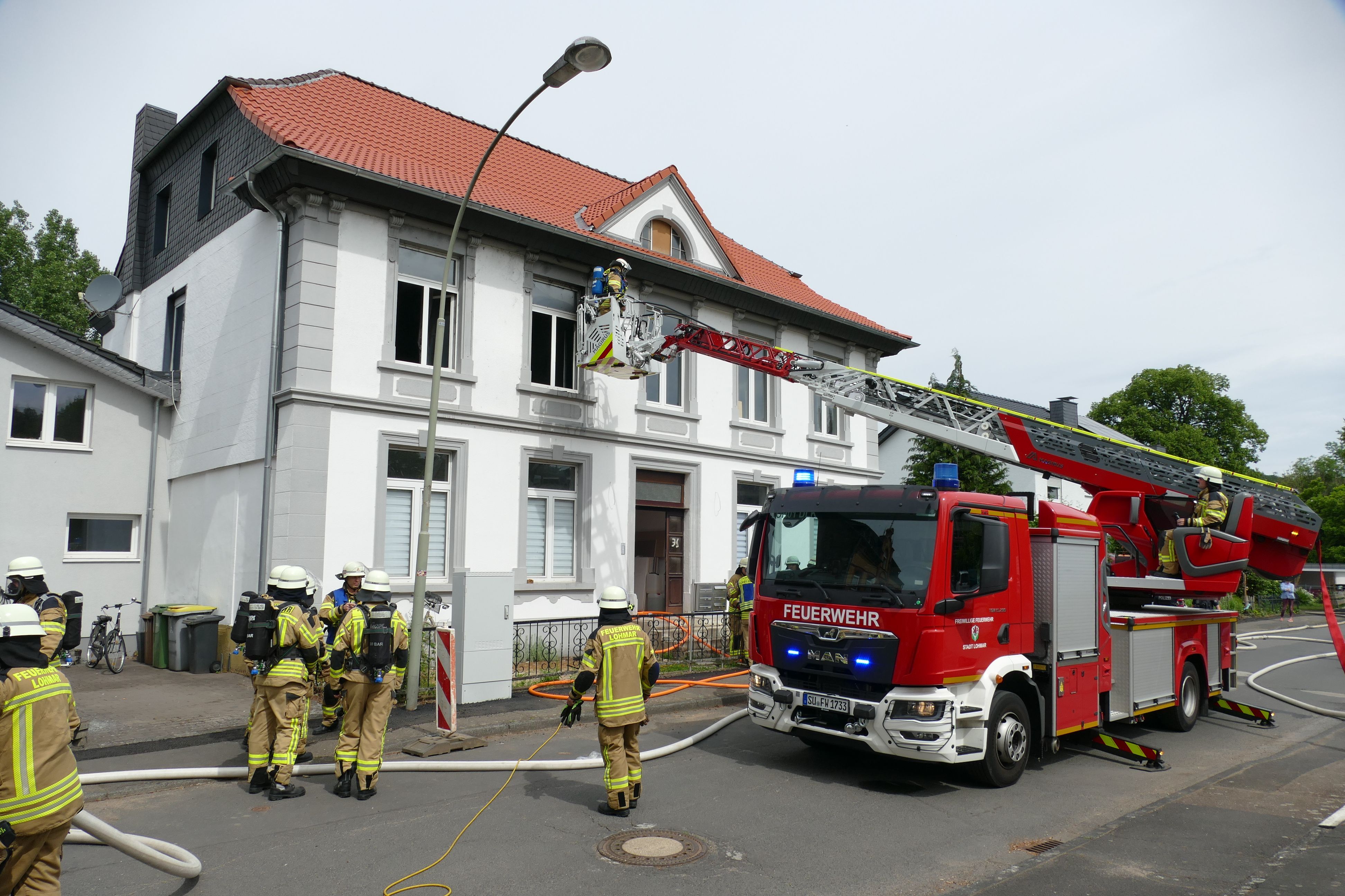 Gebrannt hatte es in der Wohnung links im ersten Obergeschoss.