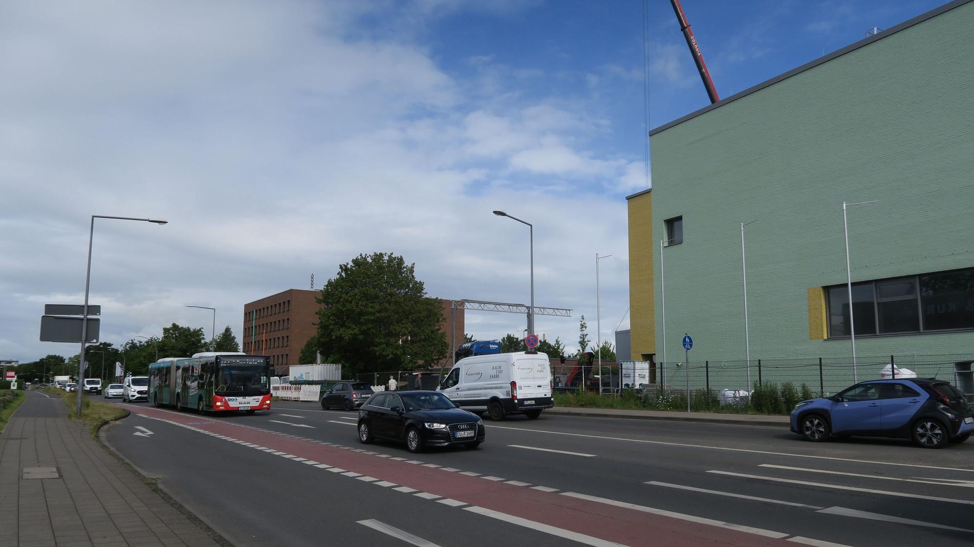 Auf einer mehrspurigen Straße sind verschiedene Fahrspuren mit Pfeilen markiert.