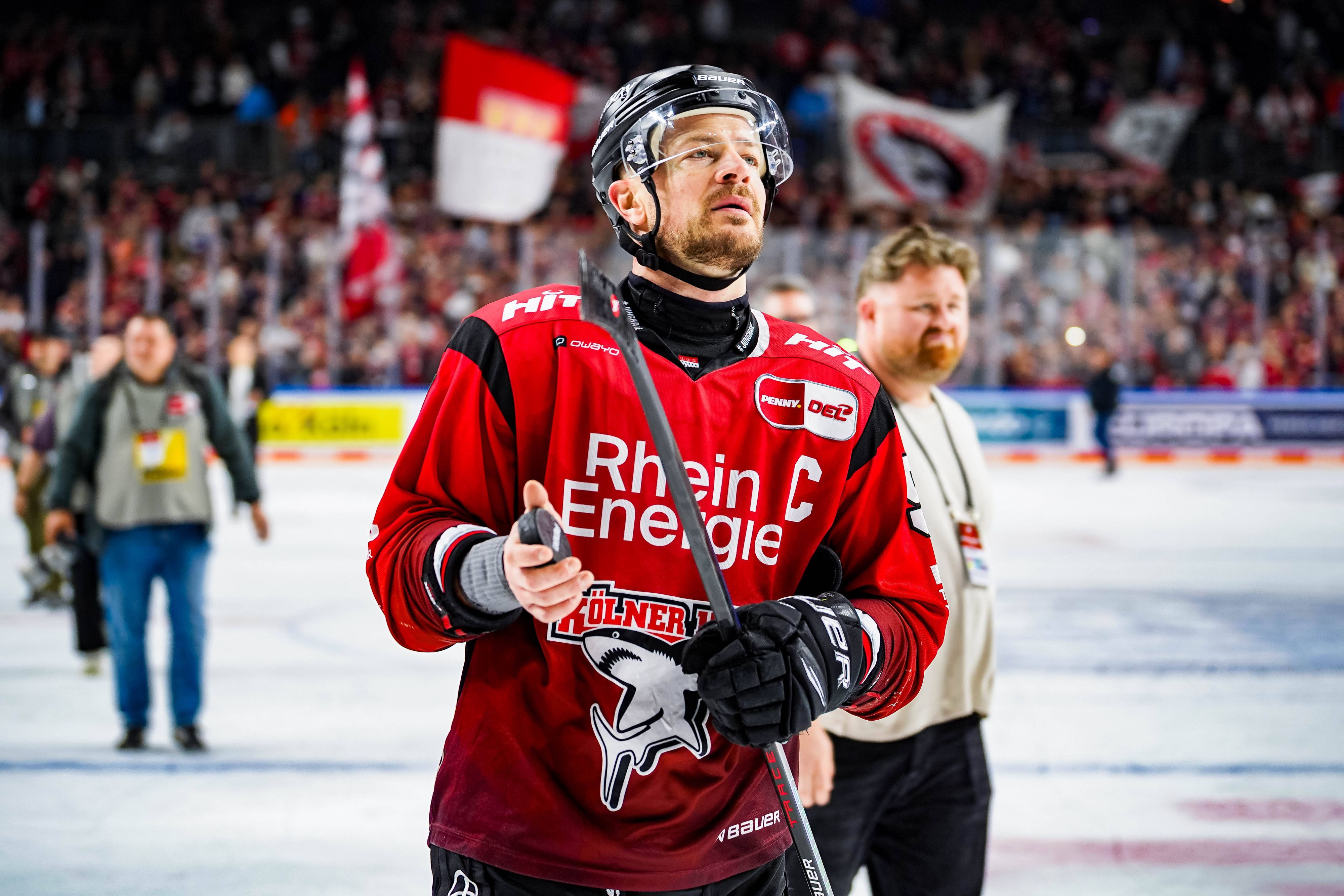 Eishockey Penny-DEL 48. Spieltag Kölner Haie - Augsburger Panther am 04.03.2026 in der Lanxess Arena in Köln Moritz Müller  Köln , feierte mit den Fans auf der Ehrenrunde Gemäß den Vorgaben der DEL Deutsche Eishockey Liga ist die Publikation und Weiterverwertung der Aufnahmen in elektronischen Medien und Endgeräten aller Art während des laufenden Spiels nicht zulässig. *** Eishockey Penny DEL 48 Spieltag Kölner Haie Augsburger Panther am 04 03 2026 in der Lanxess Arena in Köln Moritz Müller Köln , celebrated with the fans on the lap of honor According to the regulations of the DEL Deutsche Eishockey Liga, the publication and further use of the recordings in electronic media and end devices of all kinds during the ongoing game is not permitted xDMx