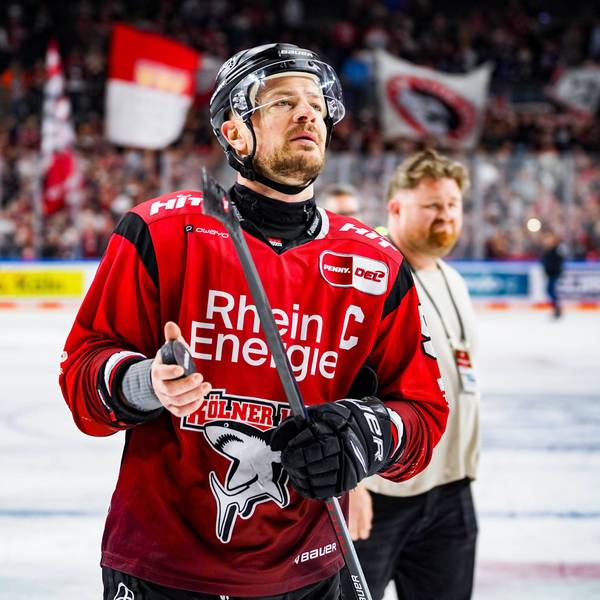 Eishockey Penny-DEL 48. Spieltag Kölner Haie - Augsburger Panther am 04.03.2026 in der Lanxess Arena in Köln Moritz Müller Köln , feierte mit den Fans auf der Ehrenrunde Gemäß den Vorgaben der DEL Deutsche Eishockey Liga ist die Publikation und Weiterverwertung der Aufnahmen in elektronischen Medien und Endgeräten aller Art während des laufenden Spiels nicht zulässig. *** Eishockey Penny DEL 48 Spieltag Kölner Haie Augsburger Panther am 04 03 2026 in der Lanxess Arena in Köln Moritz Müller Köln , celebrated with the fans on the lap of honor According to the regulations of the DEL Deutsche Eishockey Liga, the publication and further use of the recordings in electronic media and end devices of all kinds during the ongoing game is not permitted xDMx
