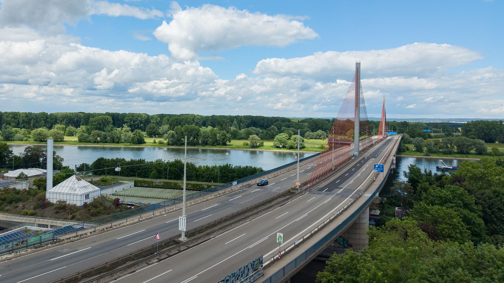 Die gesperrte Friedrich-Ebert-Brücke (Aufnahme mit Drohne). Die Autobahn GmbH rechnet innerhalb der nächsten beiden Wochen mit Ergebnissen, wie es mit der am 03.06.2026 überraschend gesperrten A565-Rheinbrücke in Bonn weitergeht.