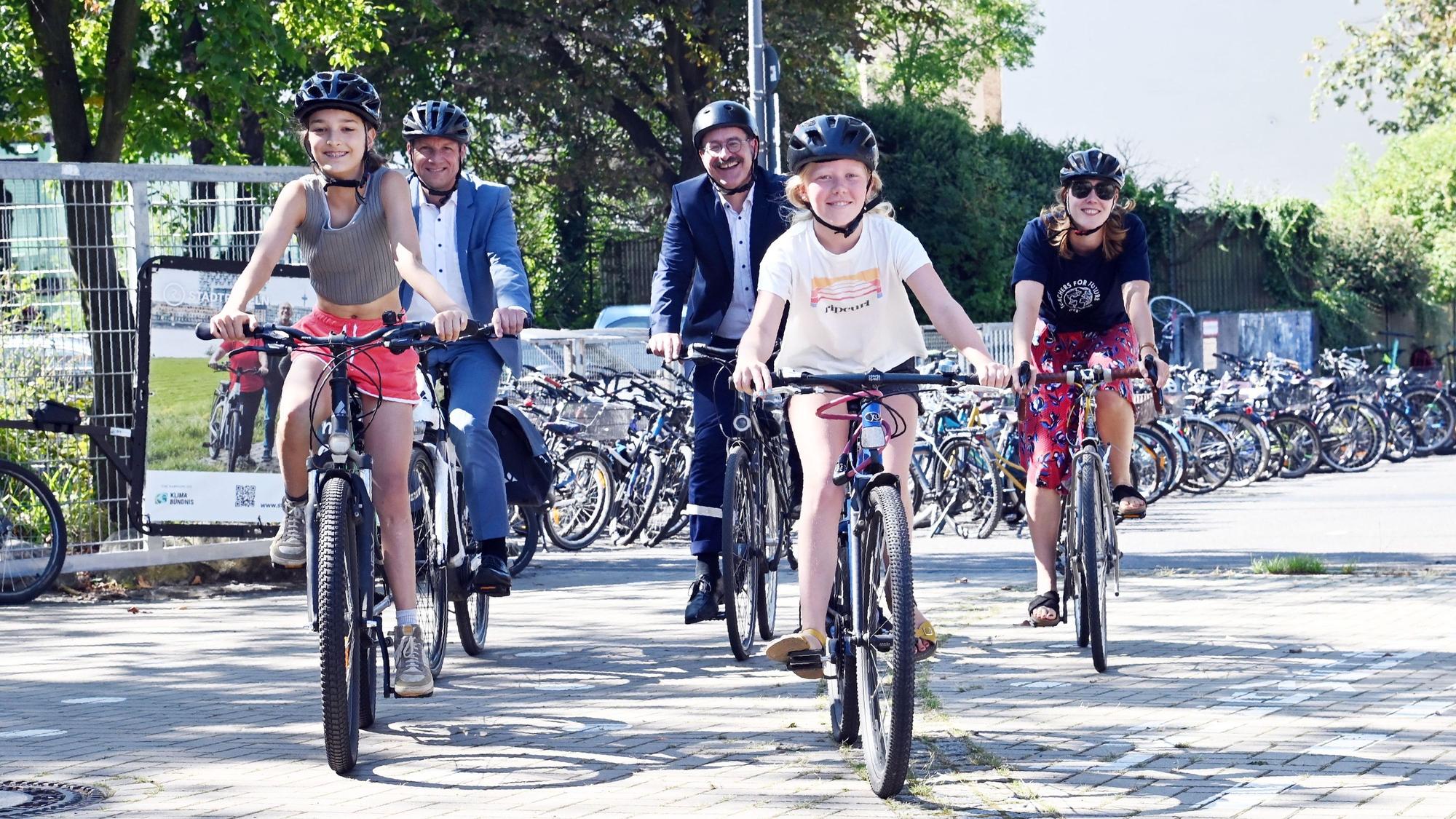 Zwei Schülerinnen, Ascan Egerer, Bruno Zerweck, Lea Fiestelmann fahren Fahrrad.