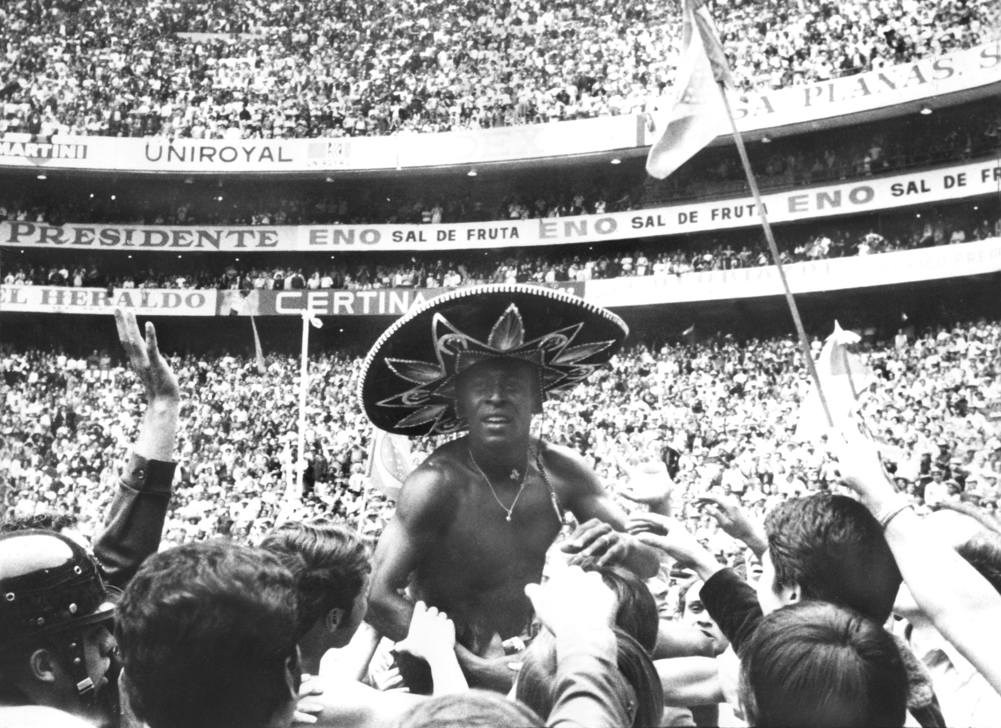 Fans tragen Pele zur Siegerehrung