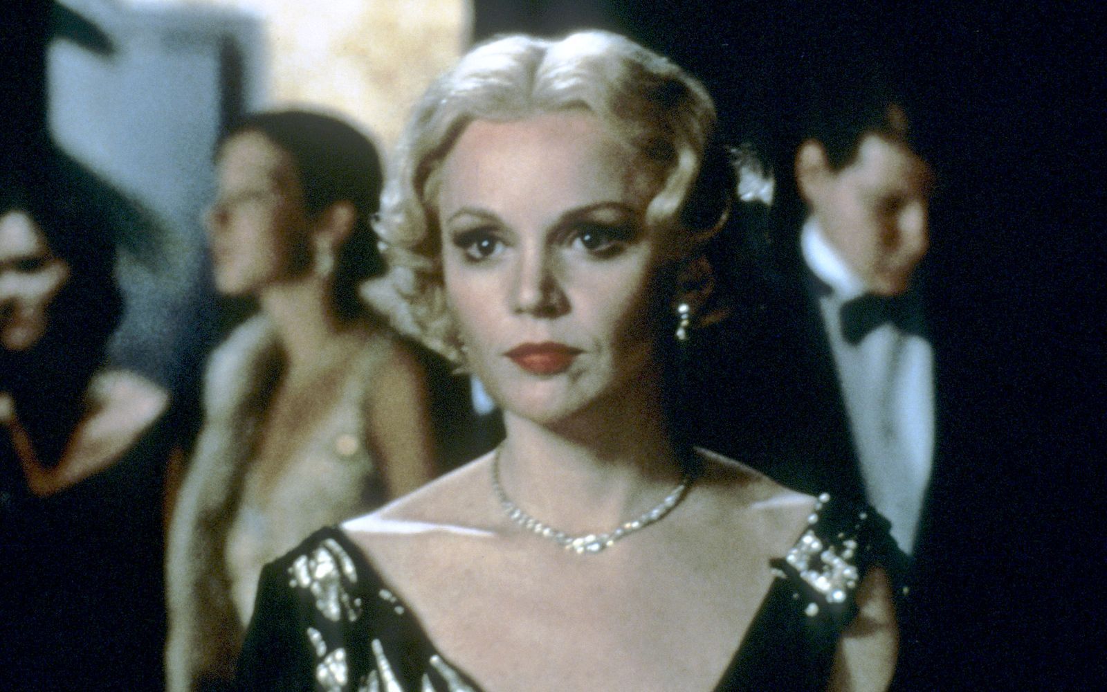 Nach einem Raubüberfall wird Carol (Tuesday Weld) Max' Freundin. 
 (Bild: 1984 Warner Bros. Entertainment/Alle Rechte vorbehalten.)