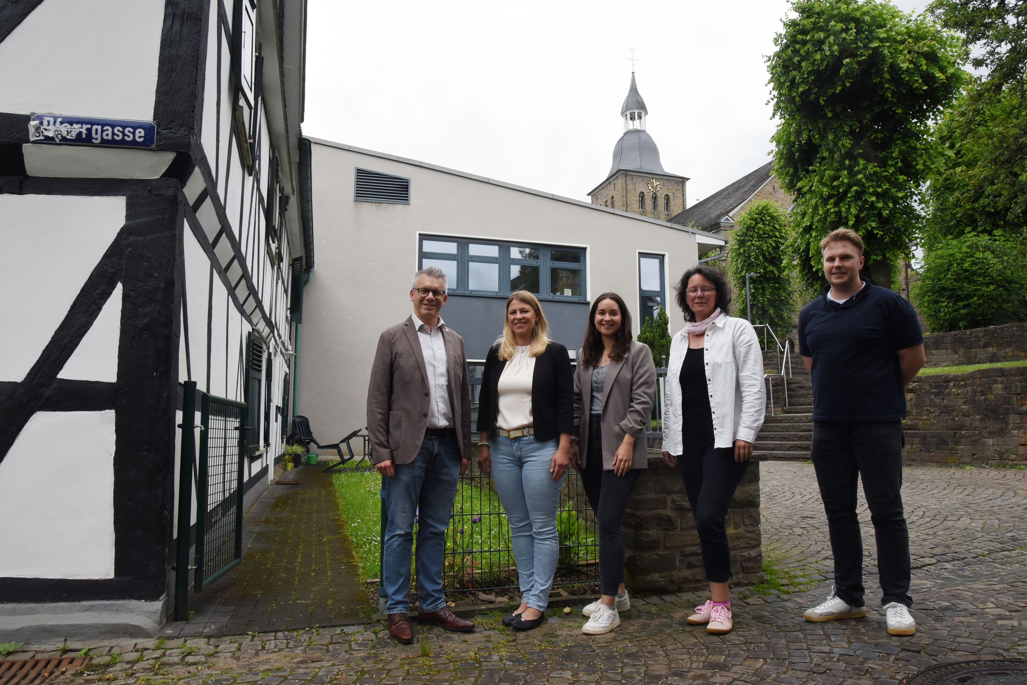 In der Pfarrgasse befindet sich das Büro, das (v.l.) Sven Engelmann, Simone Derr, Lena Lammertz, Nicole Mirgeler und Tim Ertelt vorstellten.