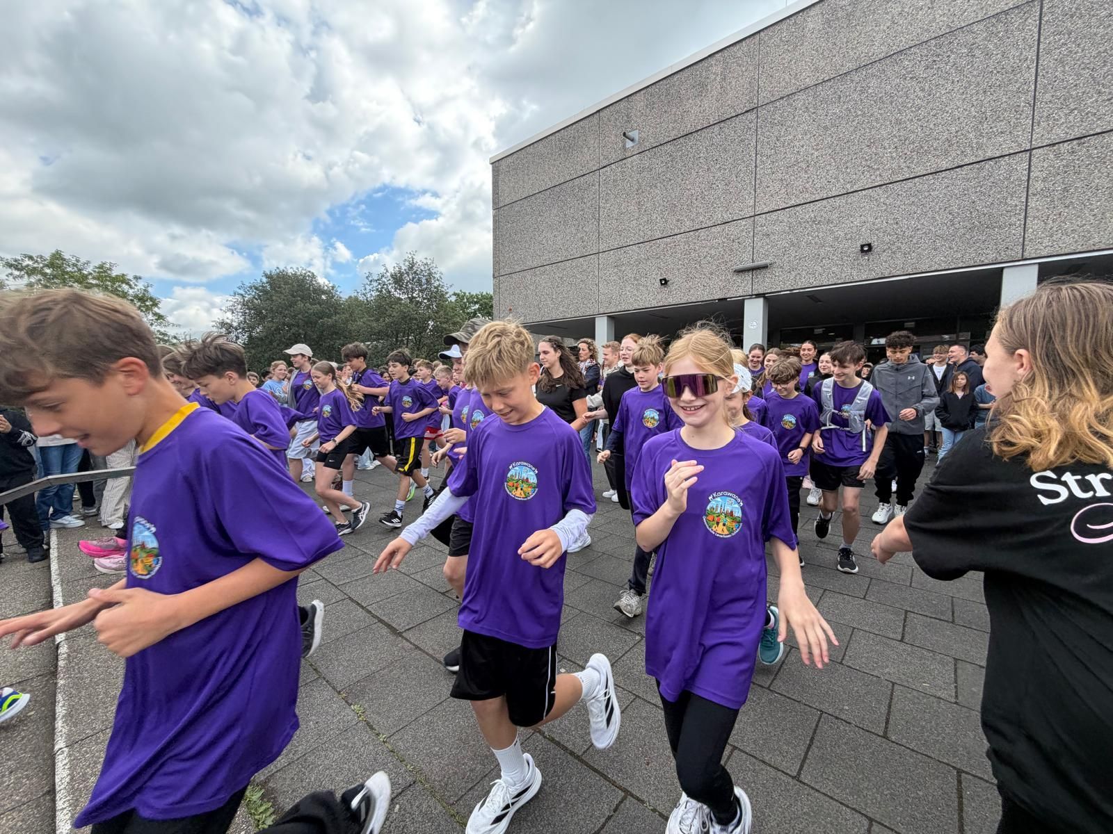Die Schülerinnen der Gesamtschule Schlebusch starten den Sponsorenlauf.