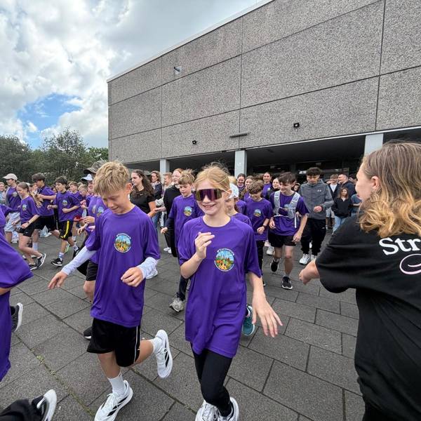Die Schülerinnen der Gesamtschule Schlebusch starten den Sponsorenlauf.