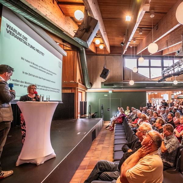 Bürgerinformation von Bayer 04 zum Campus im Bürgerhaus Monheim Baumberg. Bild: Ralf Krieger