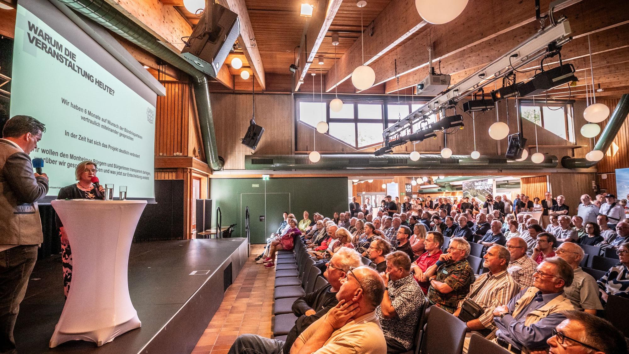 Bürgerinformation von Bayer 04 zum Campus im Bürgerhaus Monheim Baumberg. Bild: Ralf Krieger