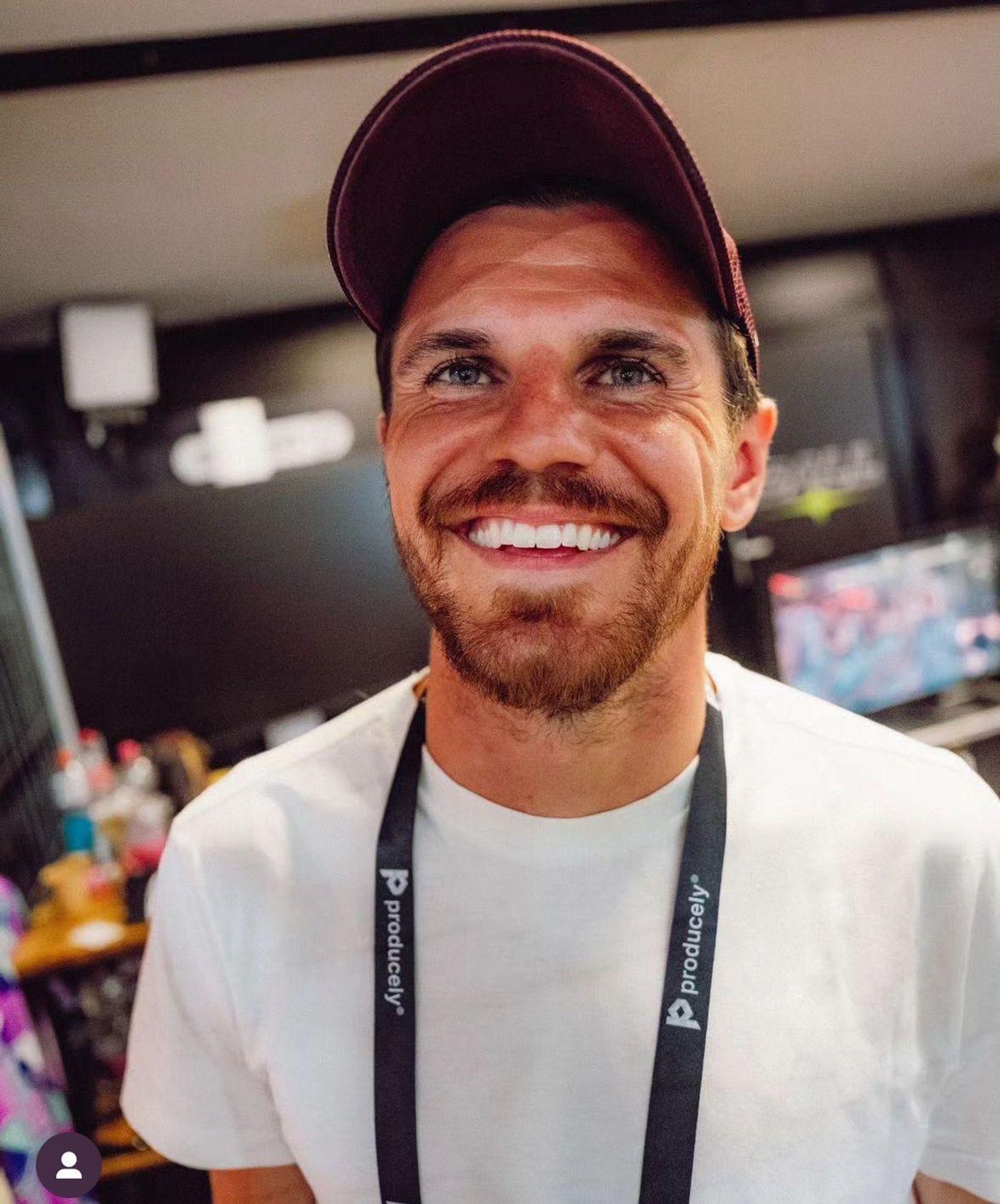 Ein Ehepaar auf der Expertenbank: Bundesliga-Profi Jonas Hofmann trifft auf Fragen seiner Frau Laura, die bei MagentaTV moderiert. (Bild: Deutsche Telekom)