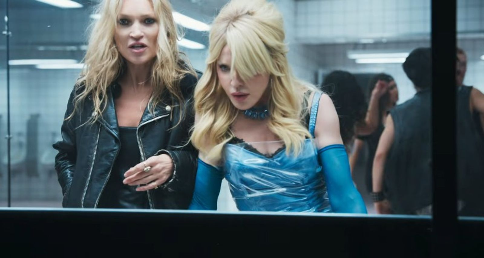 Unter den prominenten Stargästen des Trailers ist auch Supermodel Kate Moss (links), auf die Madonna in der Clubtoilette trifft. (Bild: YouTube/ Madonna)