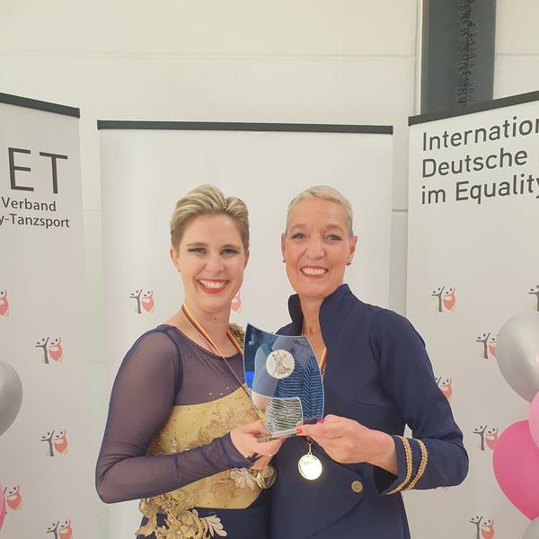 Für Brita und Karolin (l.) Böckenfeld ist der Gewinn des Meisterinnentitels ein großartiger Erfolg.