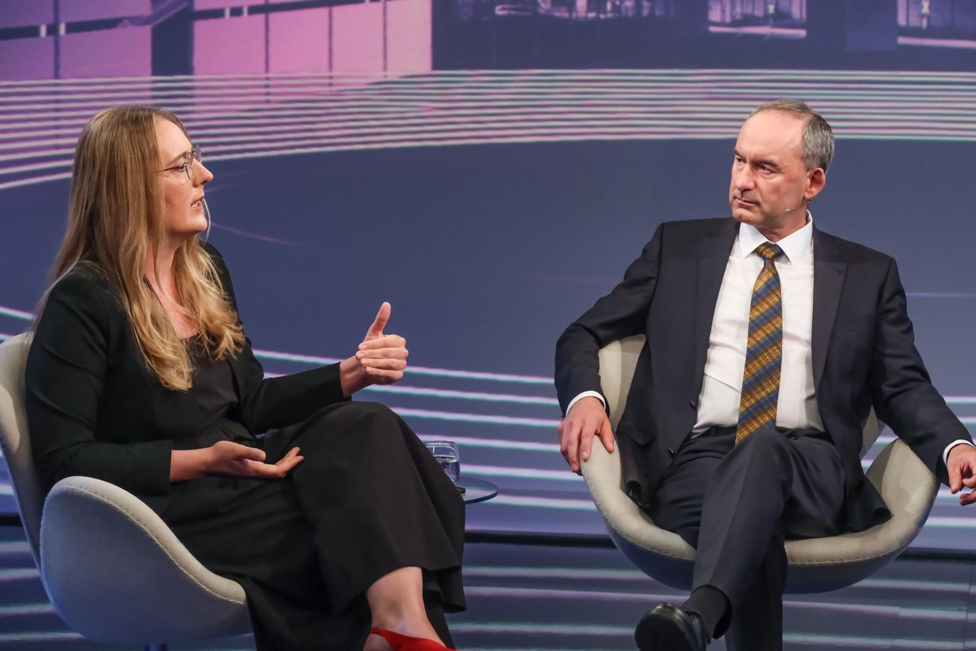 Grünen-Fraktionschefin Katharina Dröge und Bayerns Wirtschaftsminister Hubert Aiwanger lieferten sich am Montagabend bei „Maischberger“ einen hitzigen Schlagabtausch. (Bild: WDR/ Oliver Ziebe)