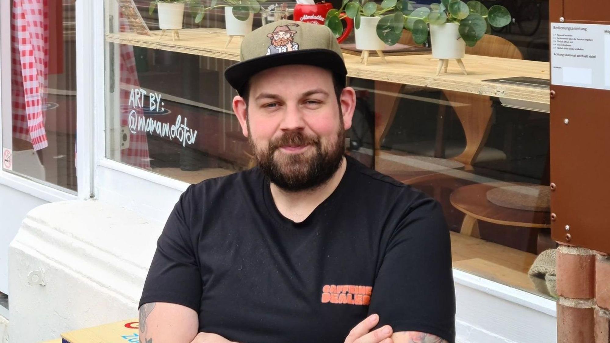Marcel Montaperti vor seinem „Tiroler Stübchen“ in Ehrenfeld.