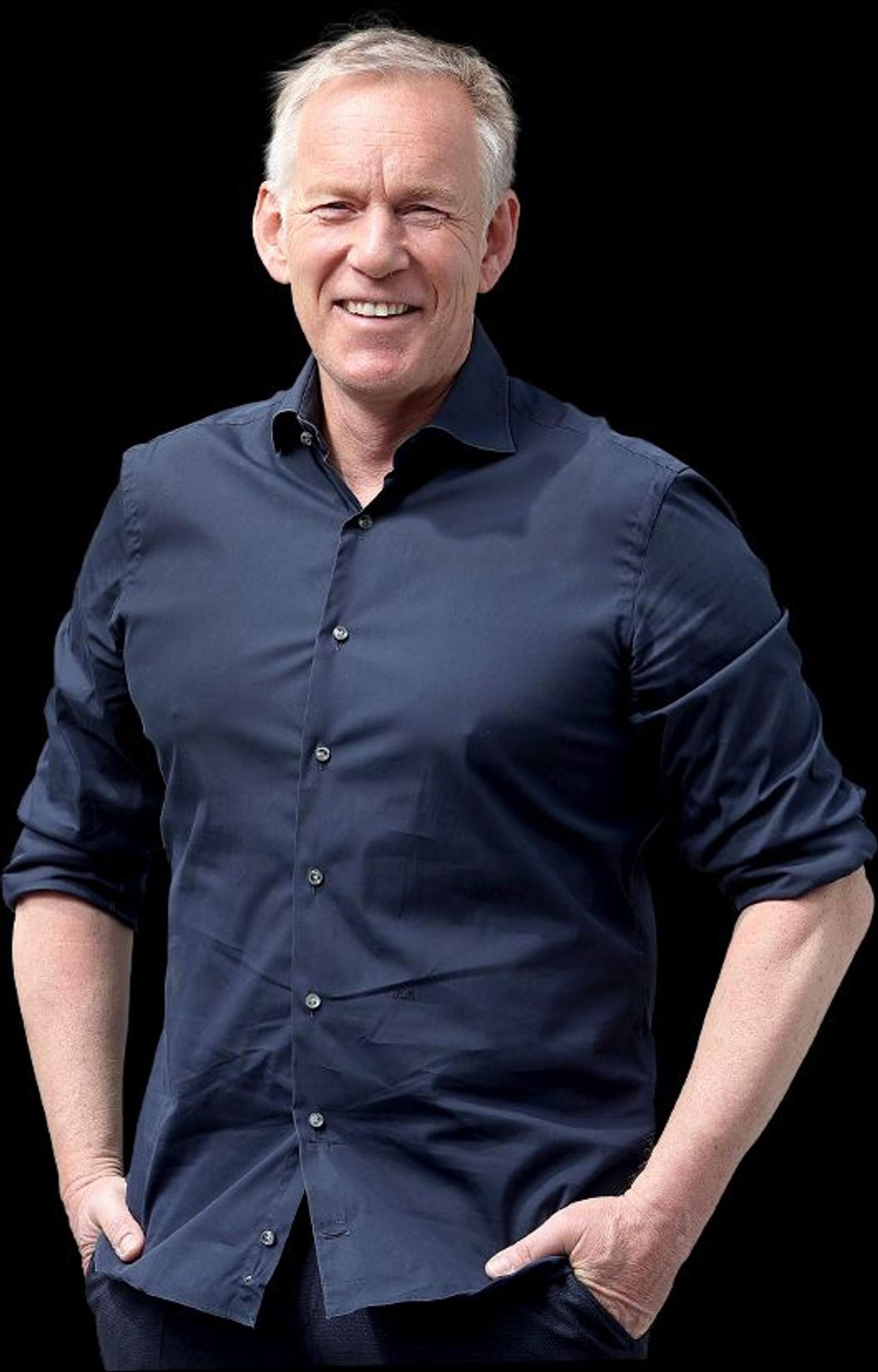 Moderations-Urgestein Johannes B. Kerner hat seine sportliche Heimat mittlerweile bei MangentaTV gefunden. Der 61-Jährige führt als Anchorman des Senders durchs Programm der WM. (Bild: Deutsche Telekom)