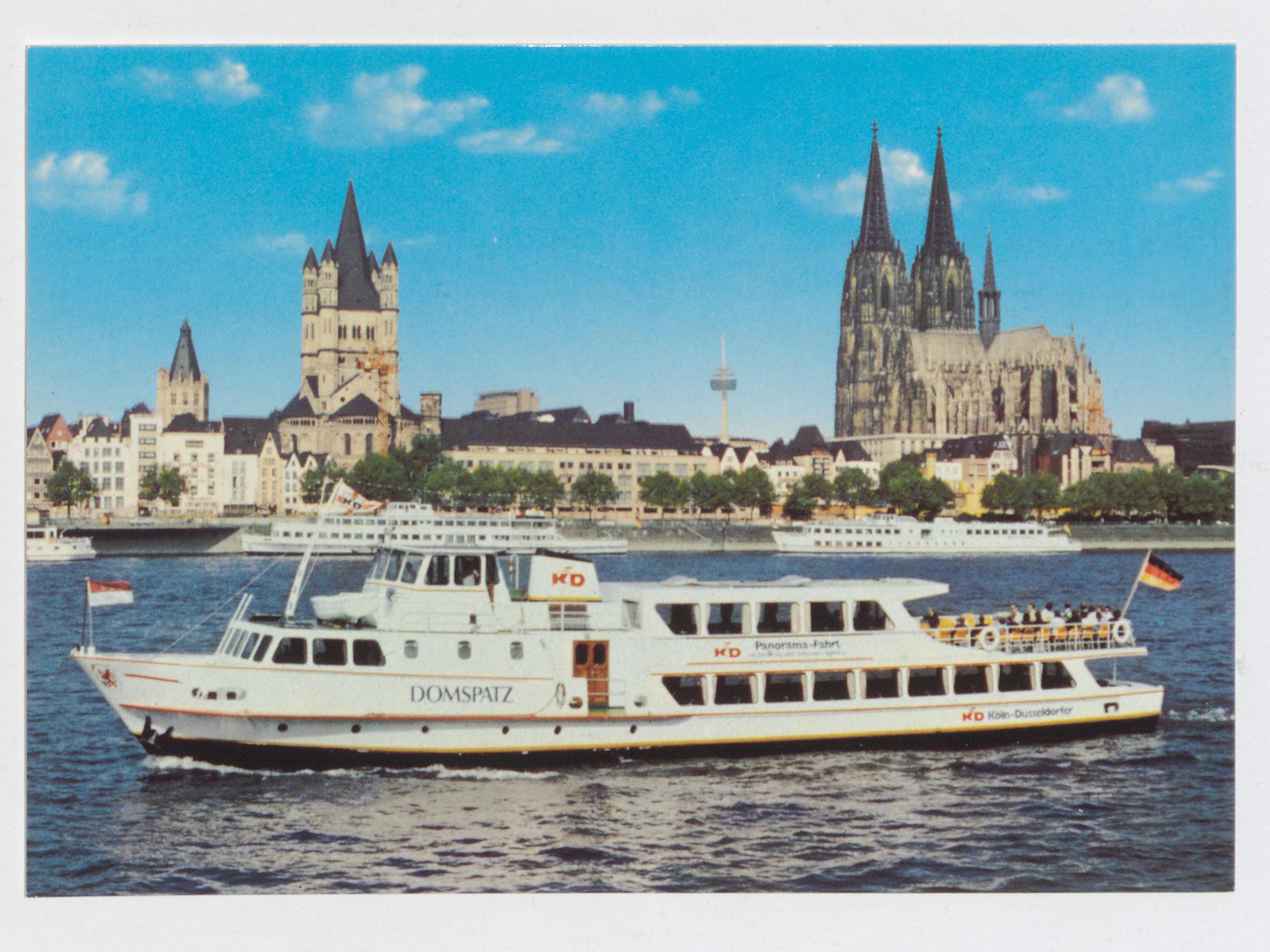 Nicht nur große Schiffe erfreuen sich der Beliebtheit: Der „Domspatz“ vor dem Kölner Dom, 2001