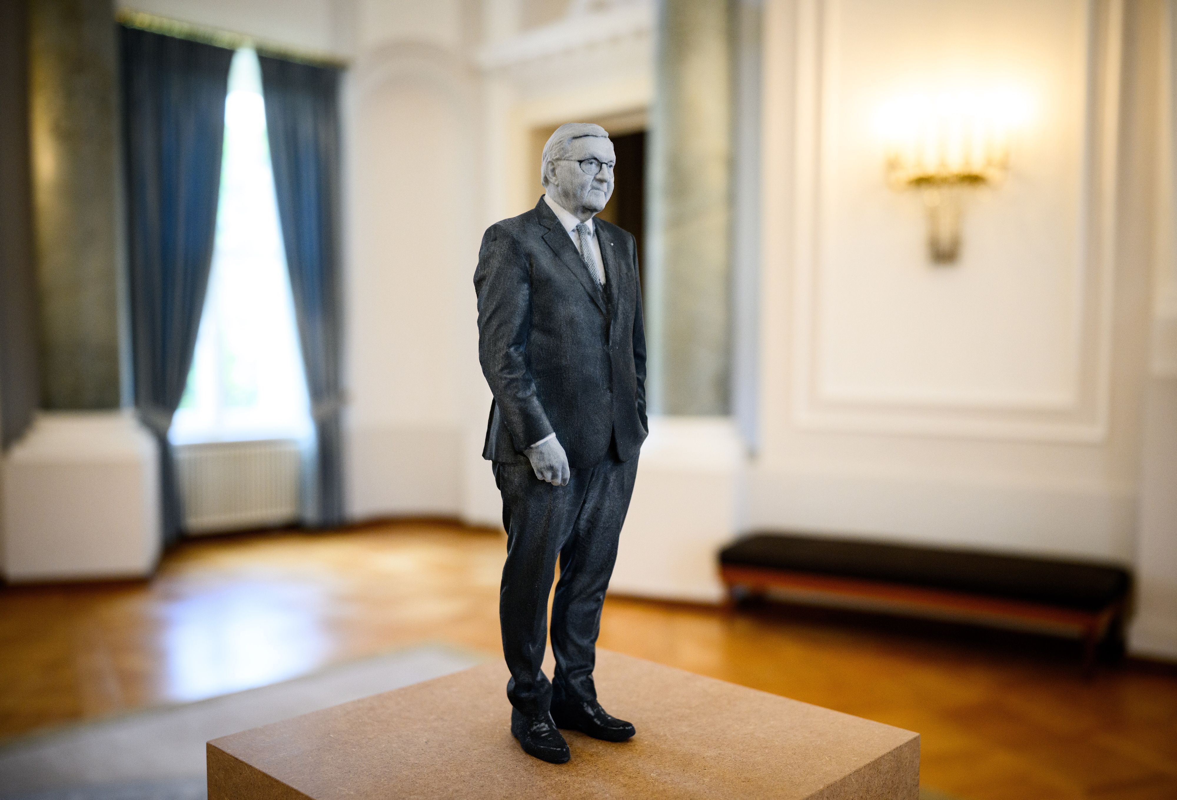 Die Skulptur von Bundespräsident Frank-Walter Steinmeier, ein 3-D-Druck aus Gipsmaterial nach einem 3-D-Farbscan der Künstlerin Karin Sander, steht beim Presserundgang zur Ausstellung „Freiraum Kunst – Akademie der Künste goes Bellevue“ im Schloss Bellevue.