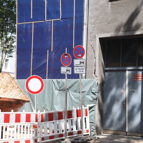 An diesem Haus in Kalk hatte sich ein großer Riss gebildet, weshalb das Haus sowie ein benachbartes Gebäude geräumt werden mussten. (Archivbild)