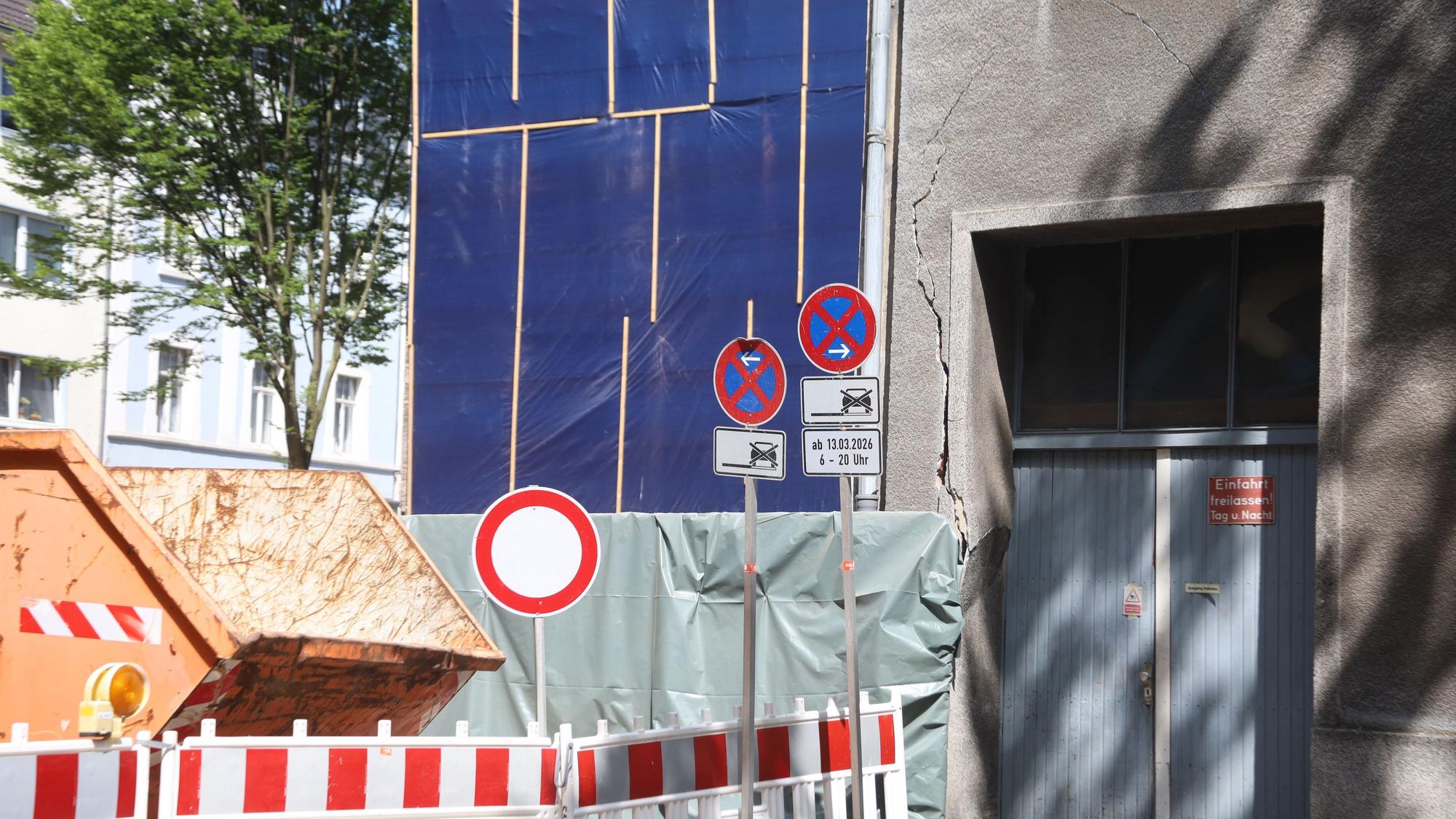An diesem Haus in Kalk hatte sich ein großer Riss gebildet, weshalb das Haus sowie ein benachbartes Gebäude geräumt werden mussten. (Archivbild)