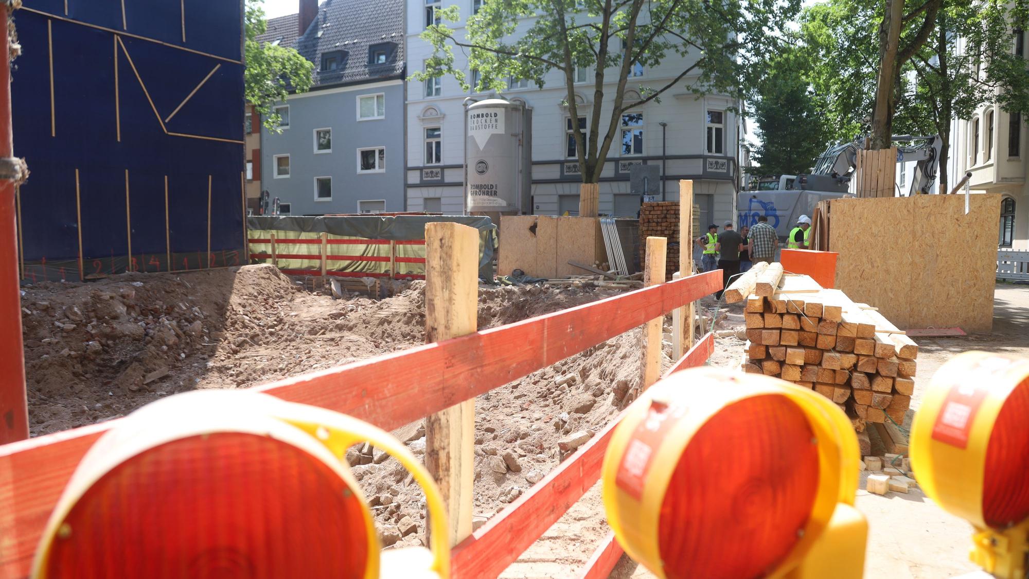 Zwei Wohnhäuser in der Thumbstraße in Kalk waren geräumt worden, nachdem sich ein Riss in einer Fassade gebildet hatte. Als mögliche Ursache gilt die Grube einer benachbarten Baustelle. (Archivbild)