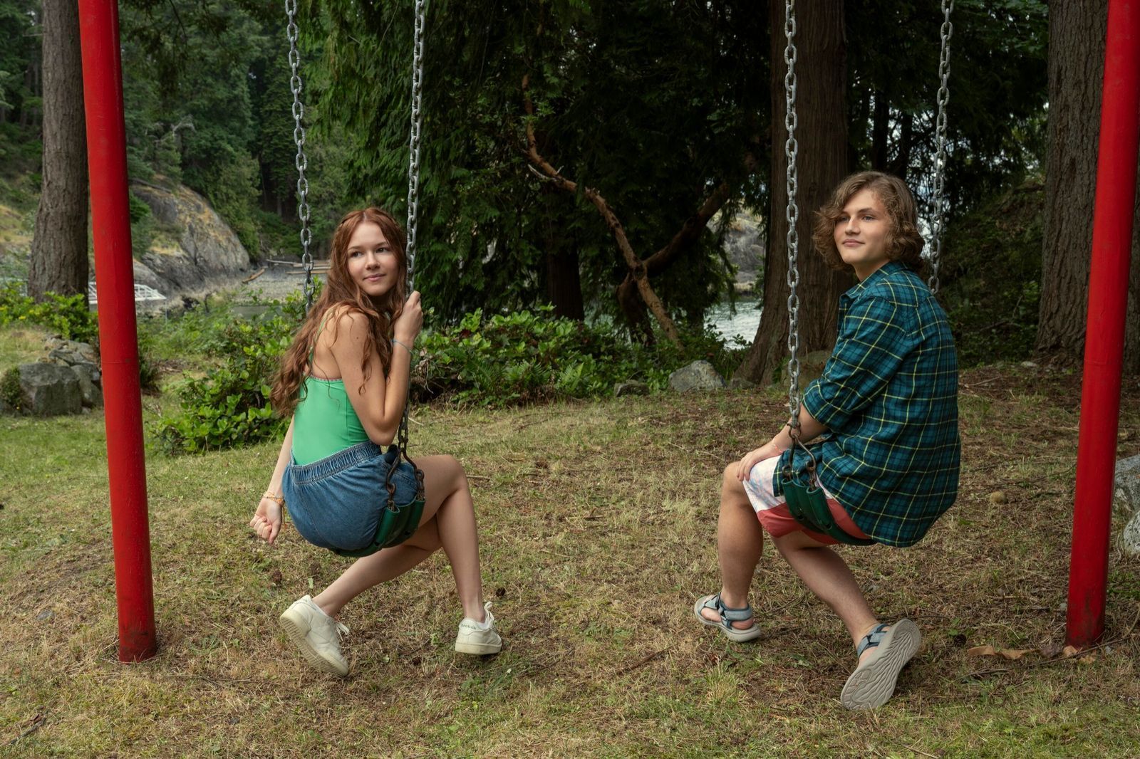 Percy (Juliette Hawk) und Sam (Blue Clarke) lernen sich als Teenager kennen und freunden sich an. (Bild:  © Amazon Content Services LLC / Cate Cameron)