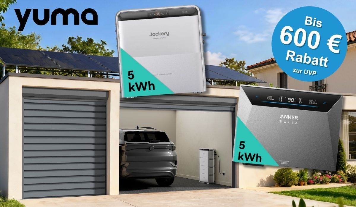 Produktvergleich-Grafik von Yuma: Jackery SolarVault 3 Pro Max (5 kWh, links) und Anker Solix Solarbank 4 Pro (5 kWh, rechts) vor einem modernen Einfamilienhaus mit Garage und Solaranlage auf dem Dach. Ein blauer Hinweisbutton zeigt: bis zu 600 Euro Rabatt zur UVP.