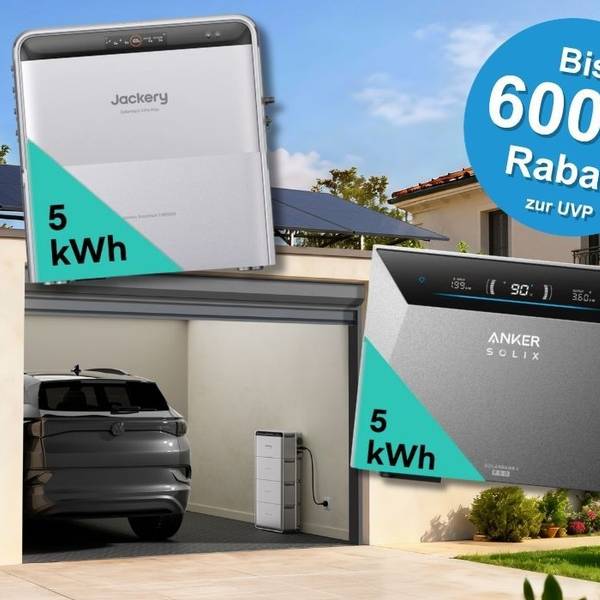 Produktvergleich-Grafik von Yuma: Jackery SolarVault 3 Pro Max (5 kWh, links) und Anker Solix Solarbank 4 Pro (5 kWh, rechts) vor einem modernen Einfamilienhaus mit Garage und Solaranlage auf dem Dach. Ein blauer Hinweisbutton zeigt: bis zu 600 Euro Rabatt zur UVP.