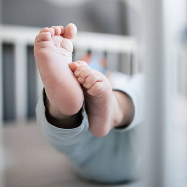 Baby in Gitterbett