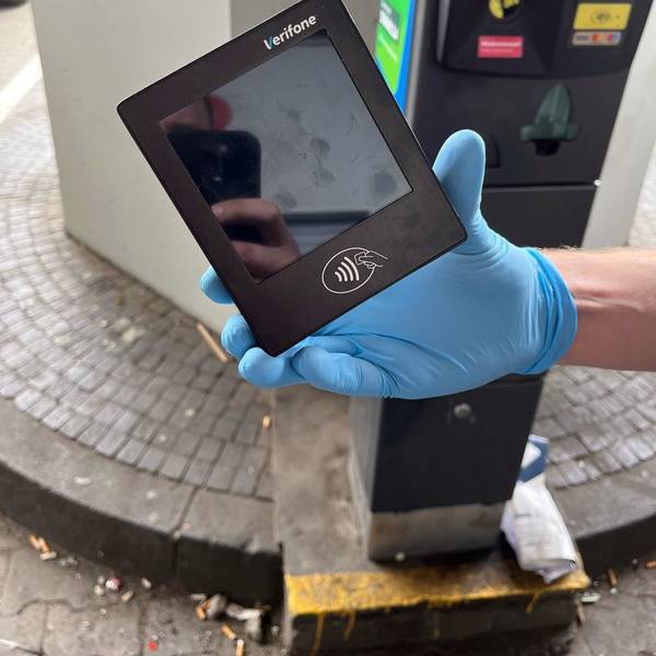 Ein manipuliertes Kartenlesegerät an einem Parkscheinautomaten.