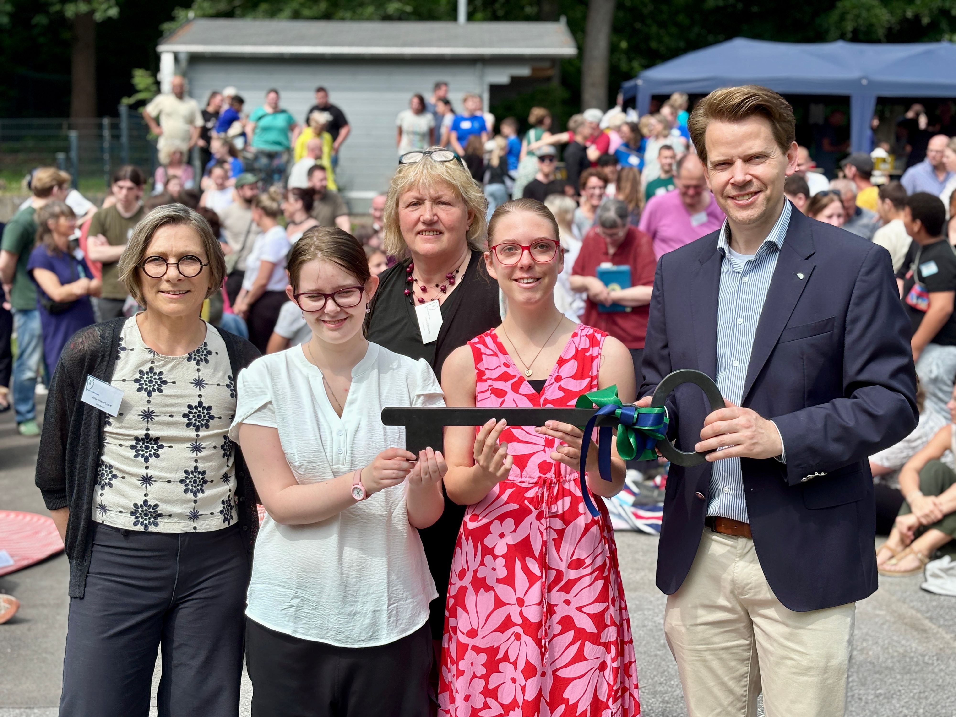 Landrat Arne von Boetticher übergab an die Schulleiterinnen Antje Tracht (v. l.) und Heike Effelsberg sowie die Schülersprecherinnen symbolisch den Schlüssel zur Schule.