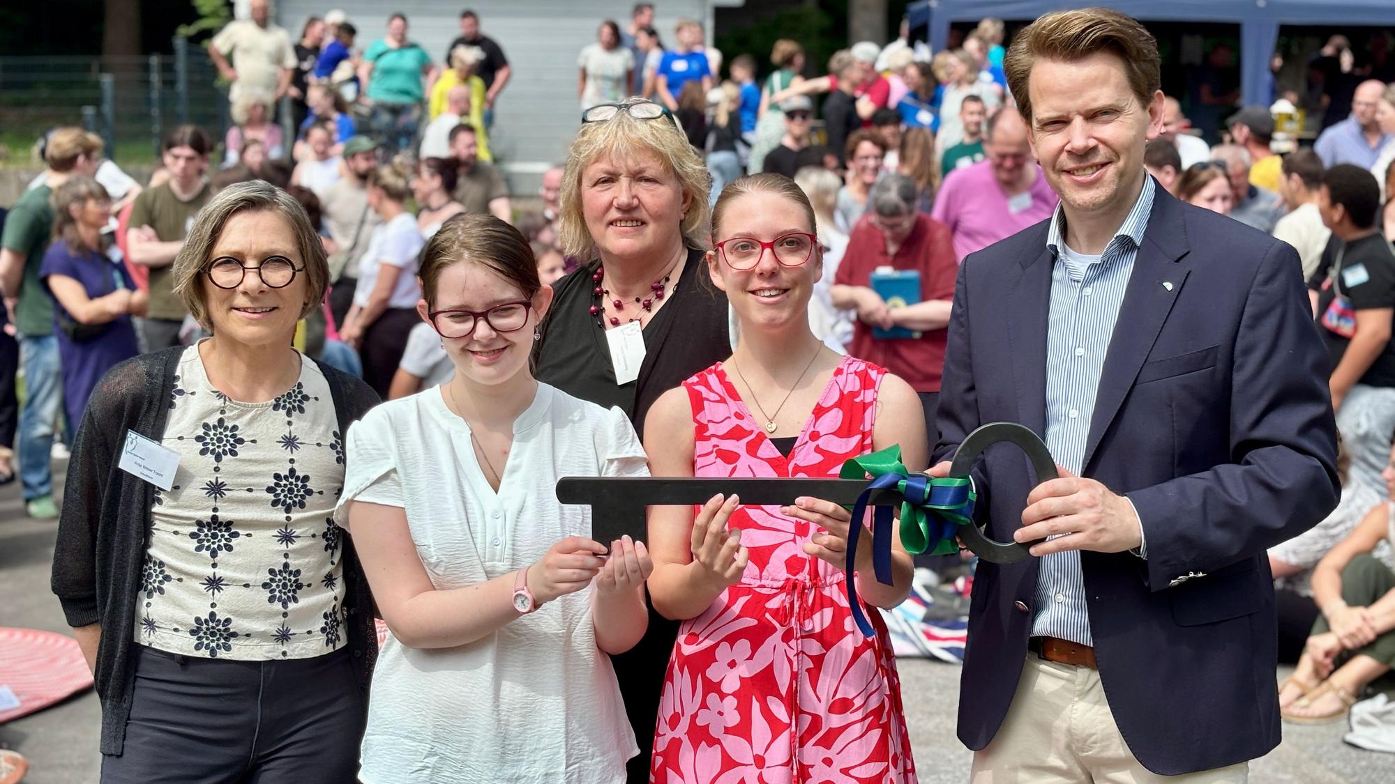 Landrat Arne von Boetticher übergab an die Schulleiterinnen Antje Tracht (v. l.) und Heike Effelsberg sowie die Schülersprecherinnen symbolisch den Schlüssel zur Schule.