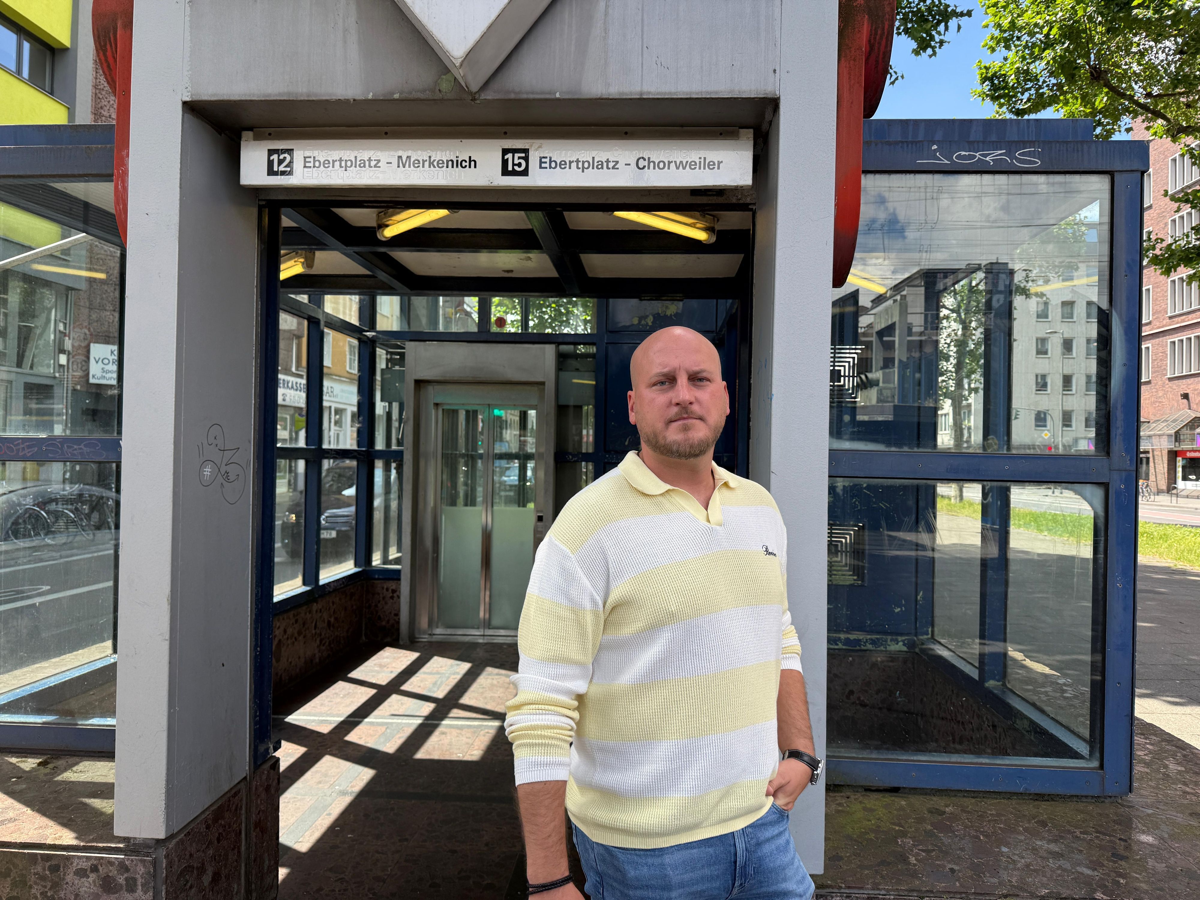 Marcel Kluth steht vor einem Eingang der Haltestelle Hansaring.