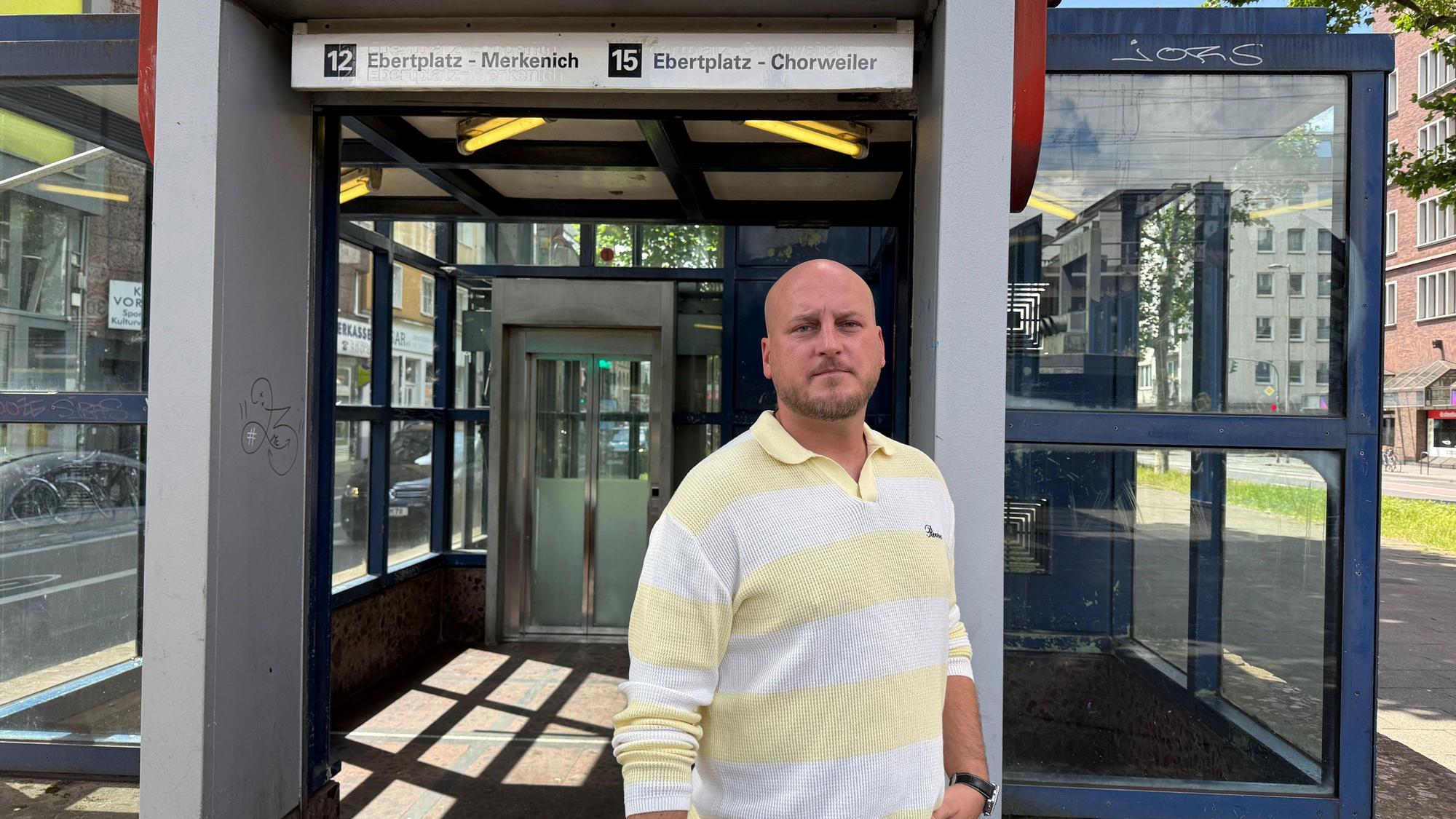 Marcel Kluth steht vor einem Eingang der Haltestelle Hansaring.
