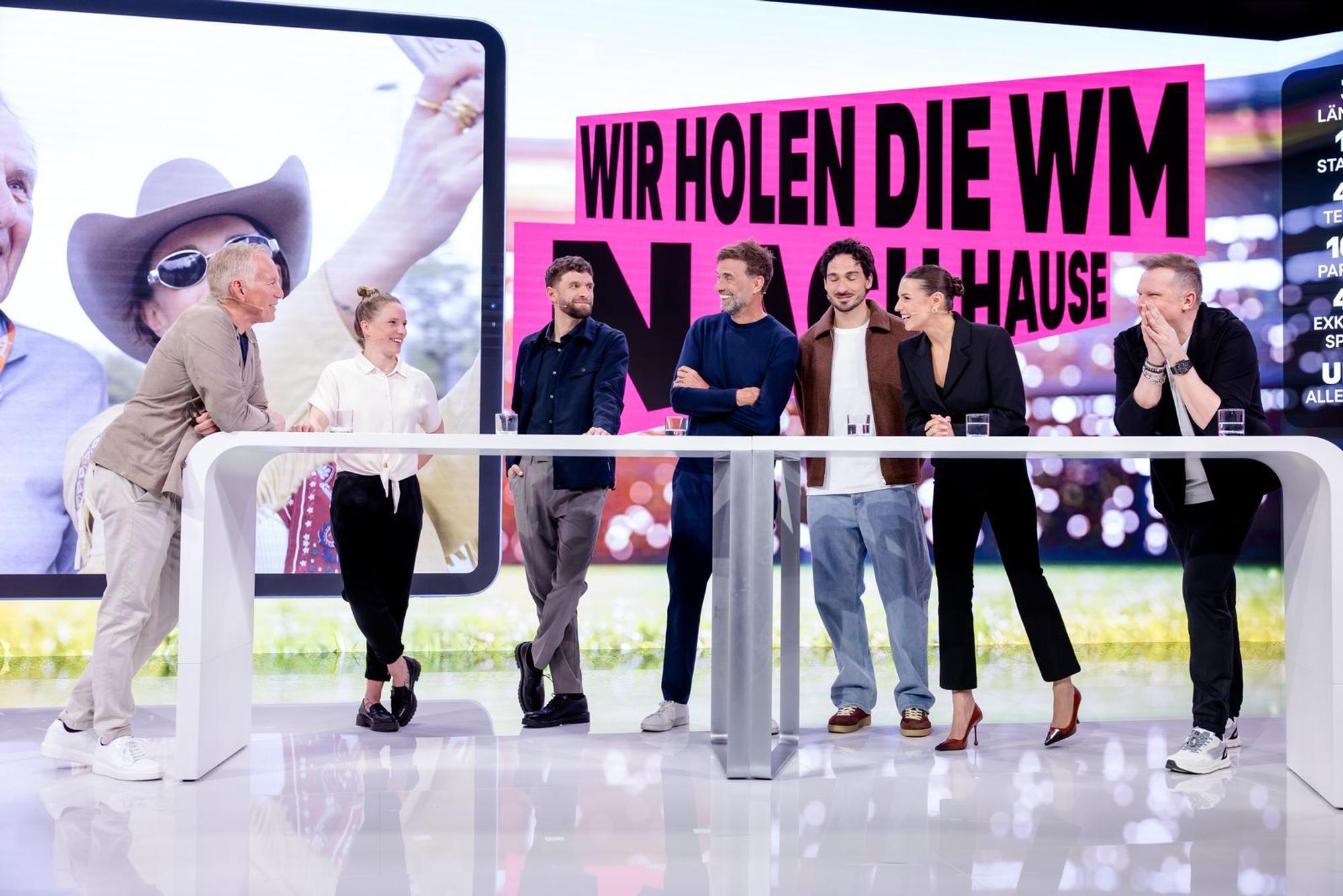 Wohl das prominenteste Line-Up aus deutscher Sicht während der Fußball WM 2026 bietet Rechteinhaber MagentaTV. Bei der Vorstellung seiner „Mannschaft“ begrüßte (von links) Anchorman Johannes B. Kerner: die Experten Tabea Kemme, Thomas Müller, Jürgen Klopp, Mats Hummels, Moderatorin Laura Wontorra und Kommentator Wolff-Christoph Fuss. (Bild: Deutsche Telekom)