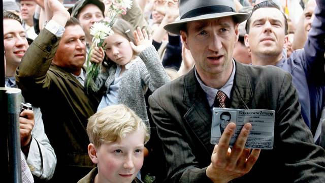 Szene aus dem Fußballfilm „Das Wunder von Bern“: Richard (Peter Lohmeyer, rechts) hat eine große Überraschung für seinen Sohn Matthias (Louis Klamroth): Sie fahren zusammen in die Schweiz zum Finale der WM. (Bild: kabel eins / Senator Film)