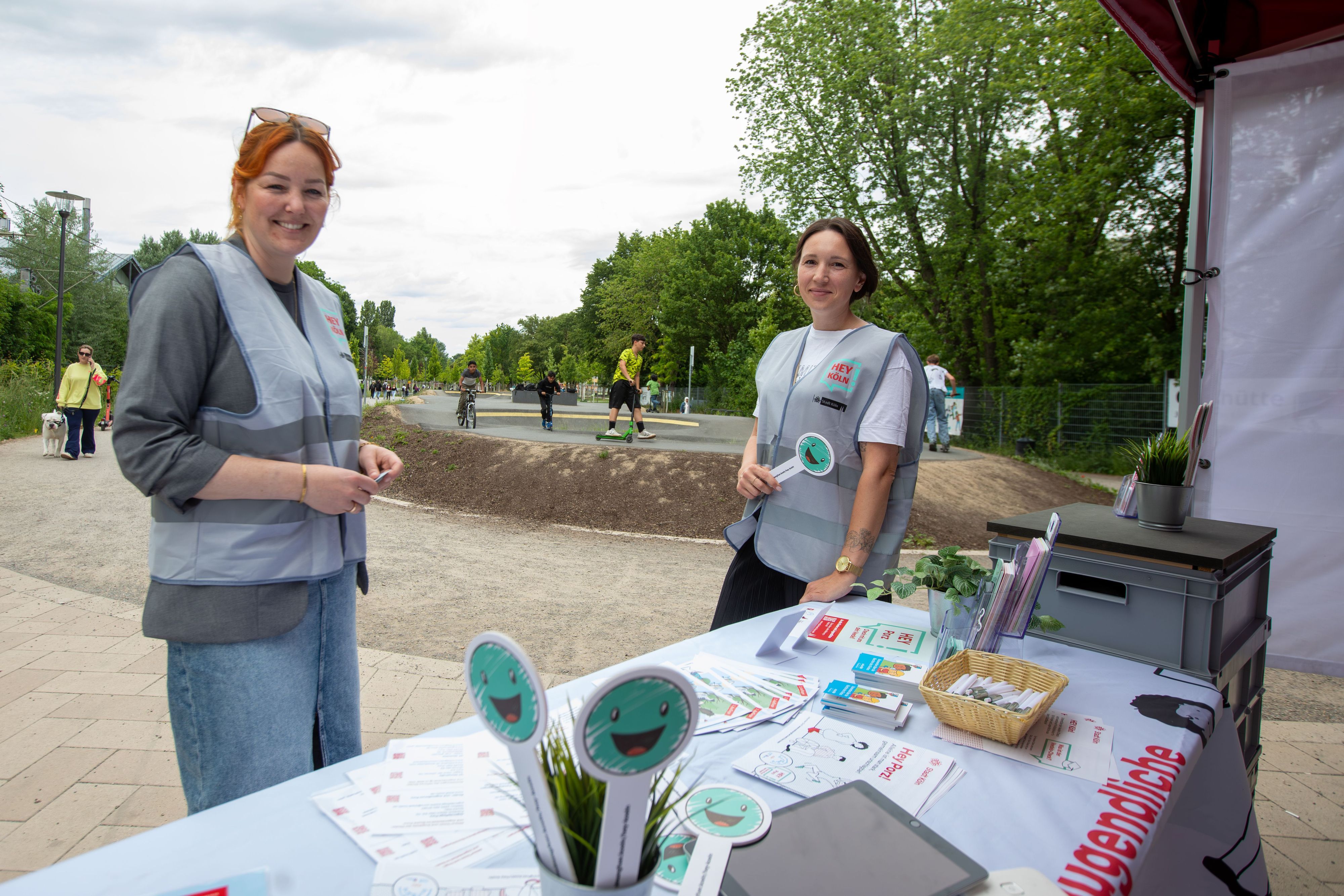 Bis Ende Juni werden Anica Latzer-Schulte (l.) und Melanie Druckhammer an markanten Orten in den Porzer Veedeln – wie hier am Pumptrack im Glashüttenpark in Porz-Mitte – als Ansprechpartnerinnen zur Verfügung stehen.