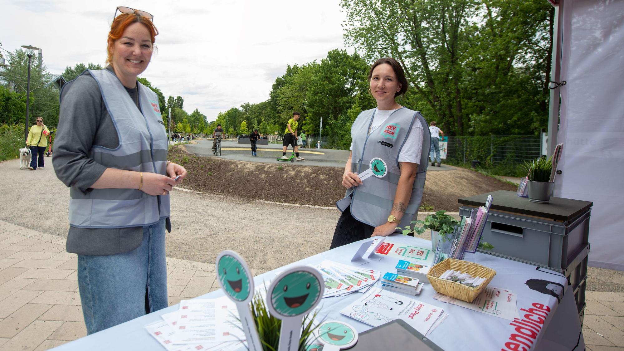 Bis Ende Juni werden Anica Latzer-Schulte (l.) und Melanie Druckhammer an markanten Orten in den Porzer Veedeln – wie hier am Pumptrack im Glashüttenpark in Porz-Mitte – als Ansprechpartnerinnen zur Verfügung stehen.