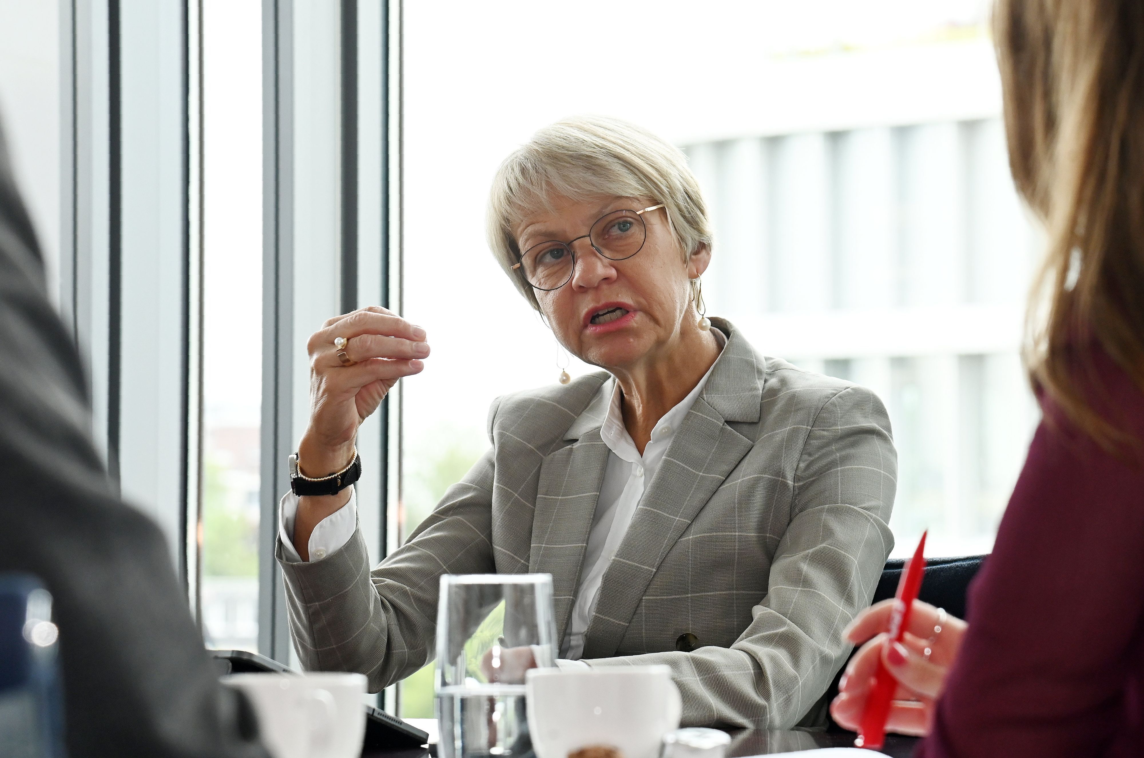 Interview mit Dorothee Feller im NRW-Schulministerium.