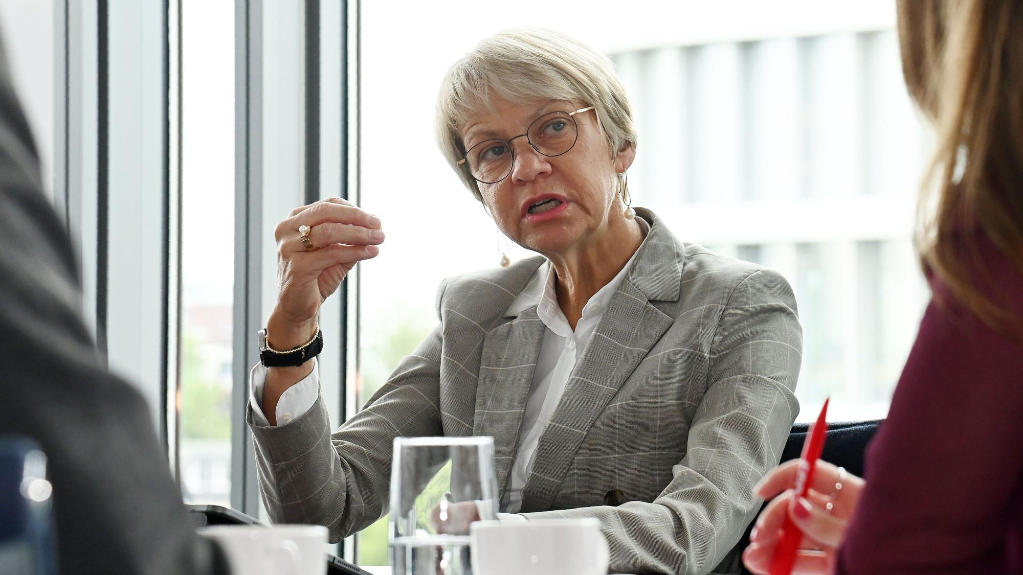 Interview mit Dorothee Feller im NRW-Schulministerium.