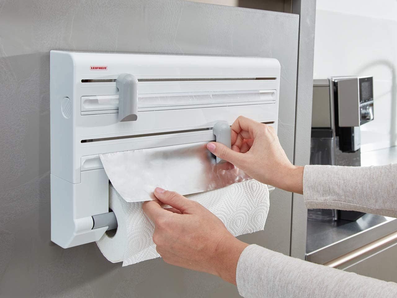 Zwei Hände schneiden eine Alufolie mit dem Leifheit Wandrollenhalter Parat exakt ab.