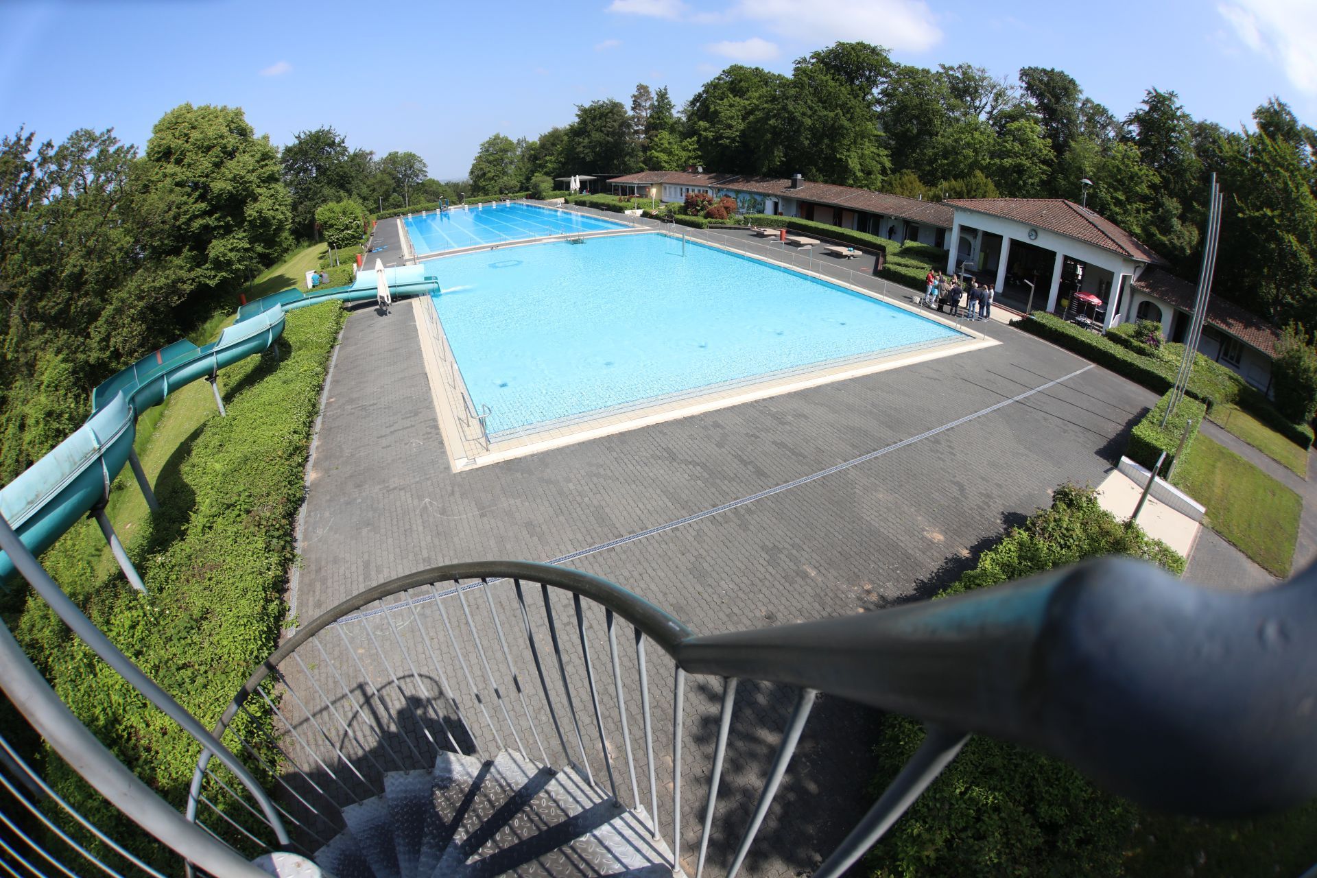 Blick von oben auf ein großes Schwimmbecken.