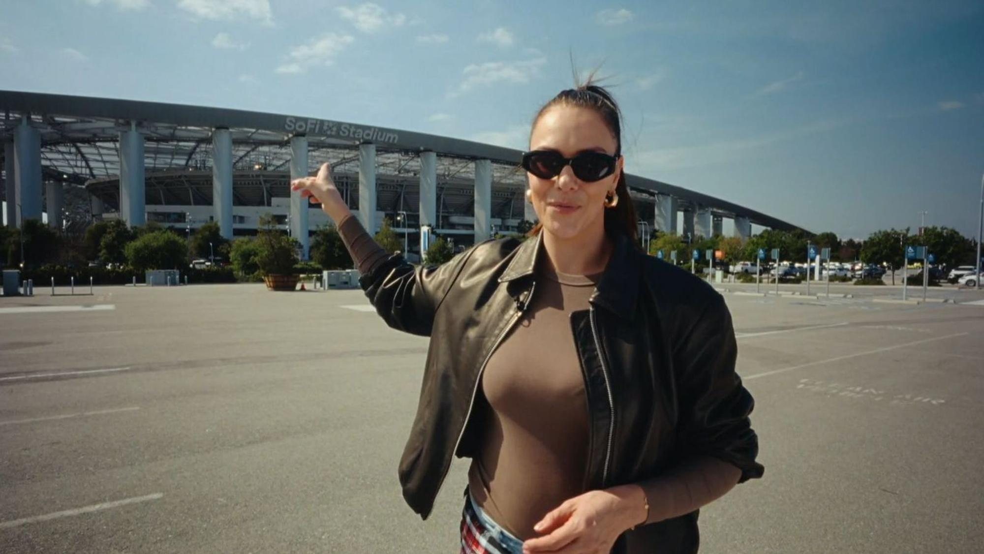 Esther Sedlaczek hat sich beim WM-Stadion in Los Angeles umgeschaut - und auf dem Parkplatz davor. (Bild: SWR)