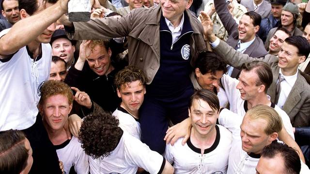 Niemand hat damit gerechnet, aber unter Sepp Herbergers (Peter Franke, Mitte) führender Hand gewann die deutsche Fußballnationalmannschaft tatsächlich die WM 1954 in Bern. (Bild: kabel eins / Senator Film)