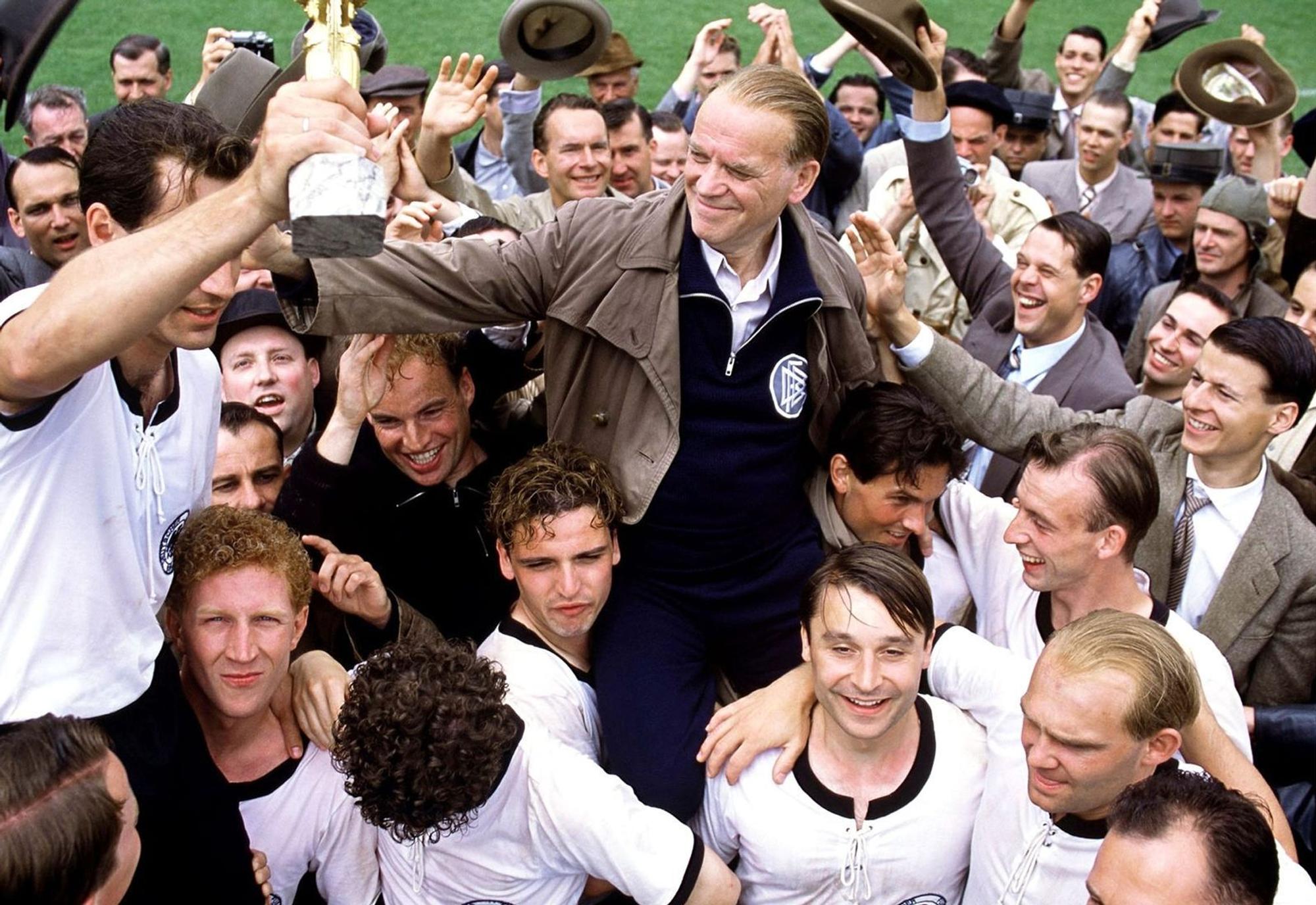 Niemand hat damit gerechnet, aber unter Sepp Herbergers (Peter Franke, Mitte) führender Hand gewann die deutsche Fußballnationalmannschaft tatsächlich die WM 1954 in Bern. (Bild: kabel eins / Senator Film)