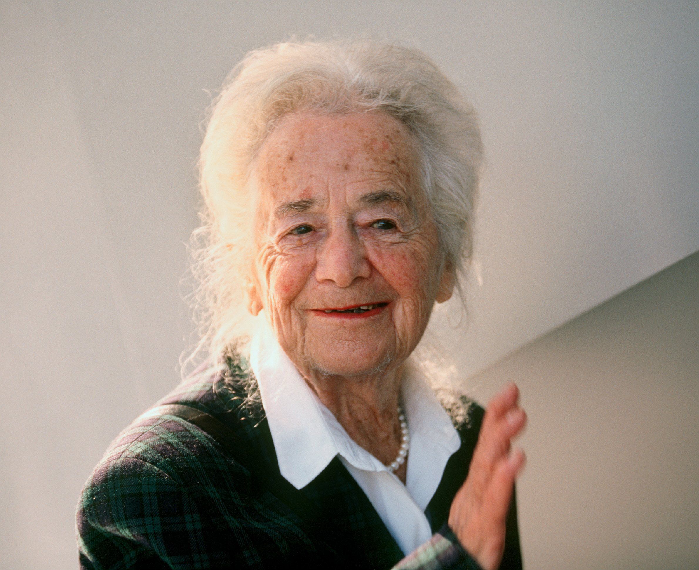 Die Lyrikerin und Schriftstellerin Hilde Domin auf der Frankfurter Buchmesse (Archivfoto vom Oktober 1999).